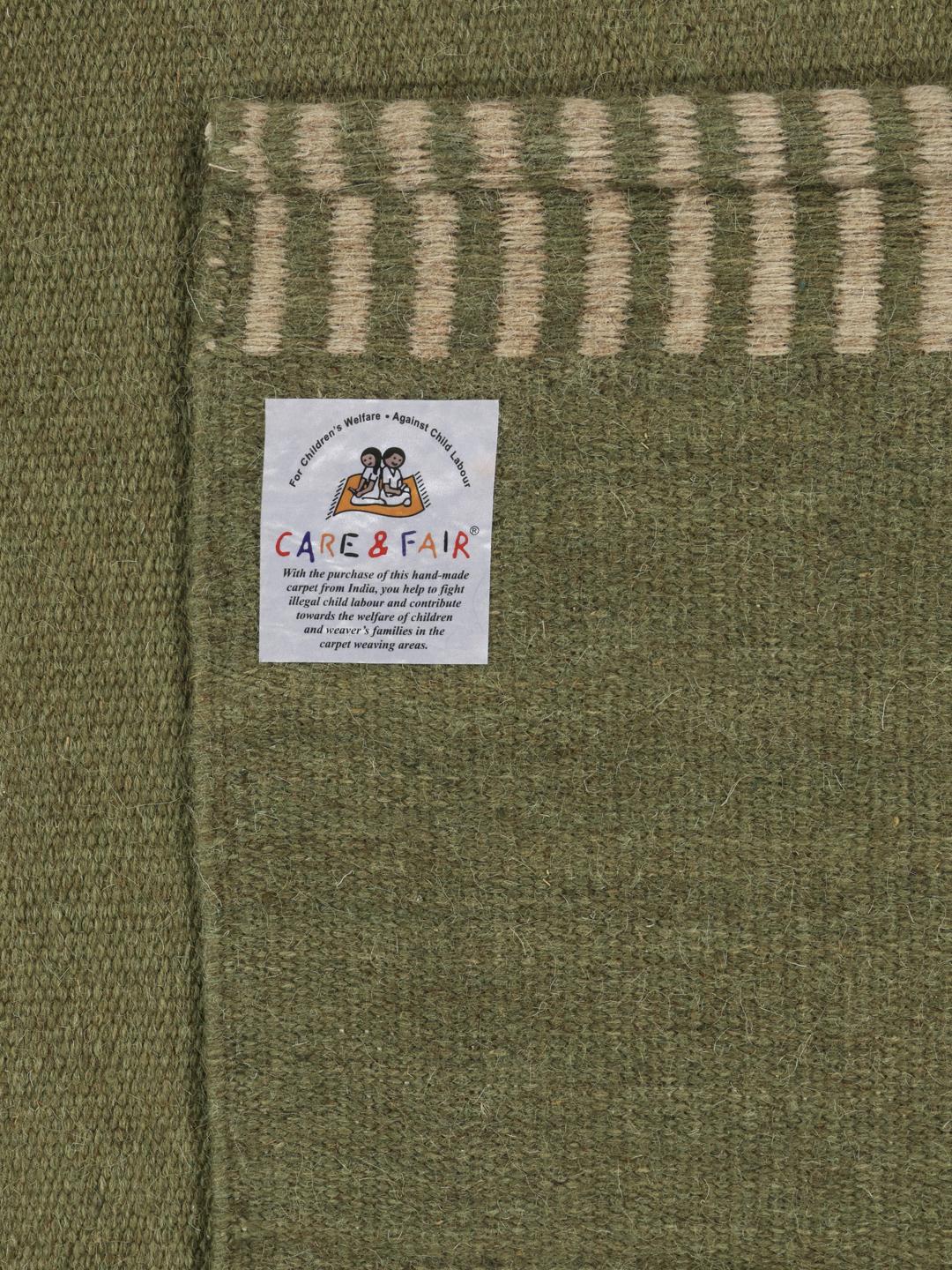 Groen vierkant tapijt met een geweven textuur.