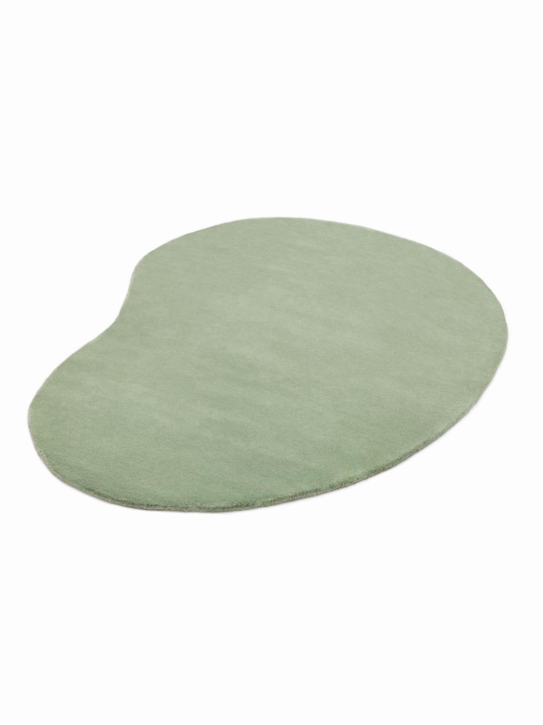 Tapis vert de forme organique en laine.