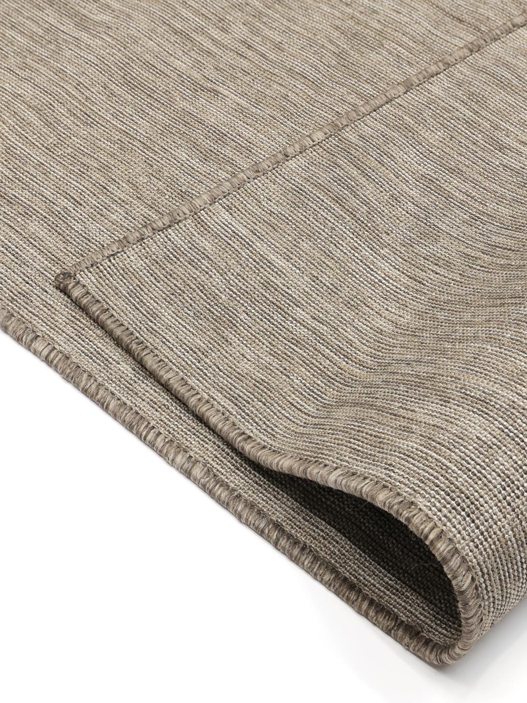 Tapis marron avec un motif tissé texturé