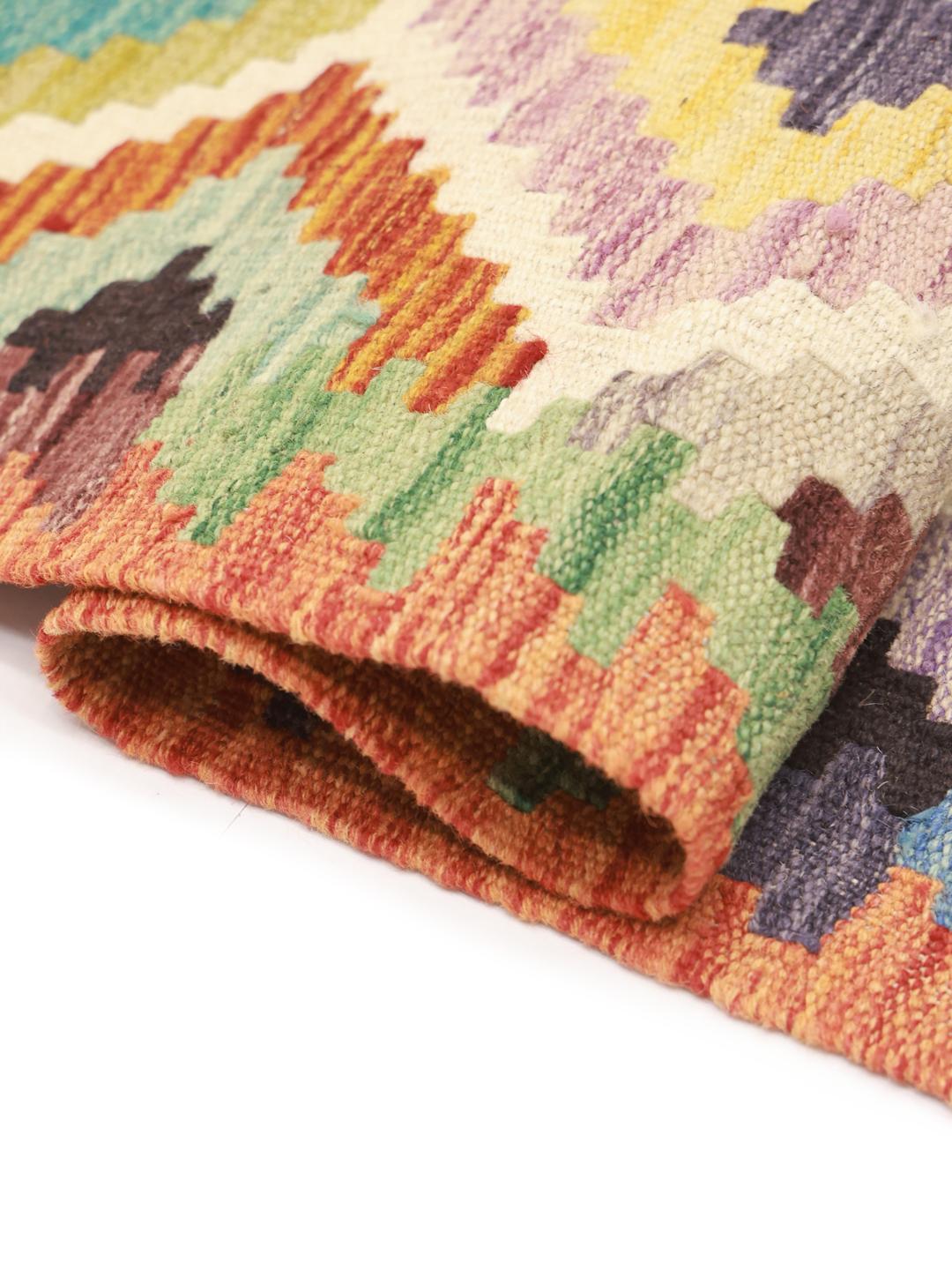 Een rechthoekig Afghan Kelim-tapijt met een levendig geometrisch ruitpatroon in veelkleurige wol.
