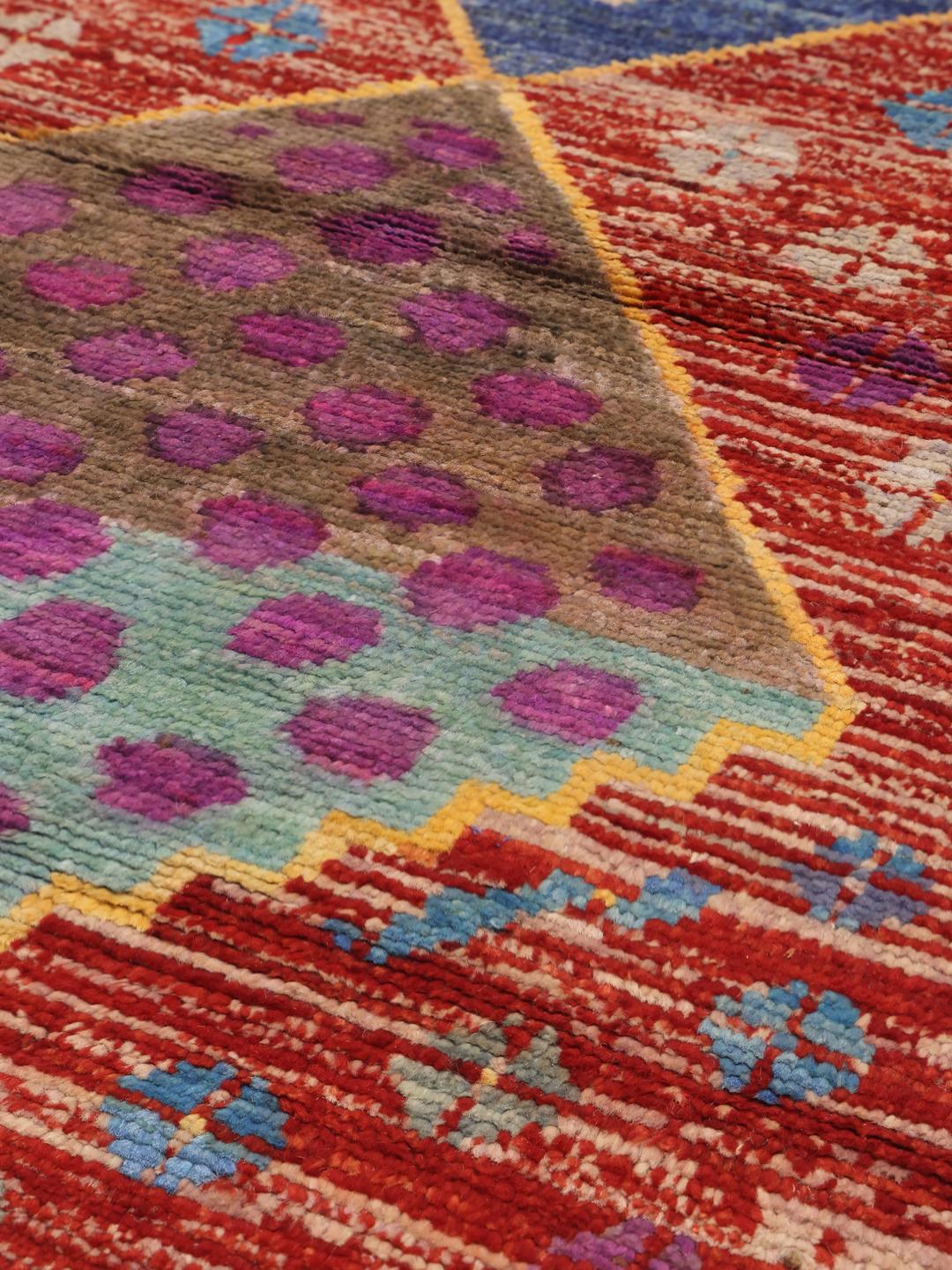 Håndknyttet afghansk tæppe med et levende flerfarvet geometrisk design