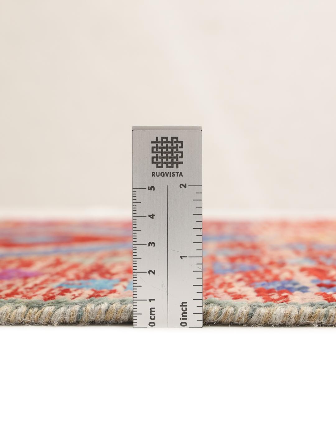 Håndknyttet afghansk tæppe med et levende flerfarvet geometrisk design