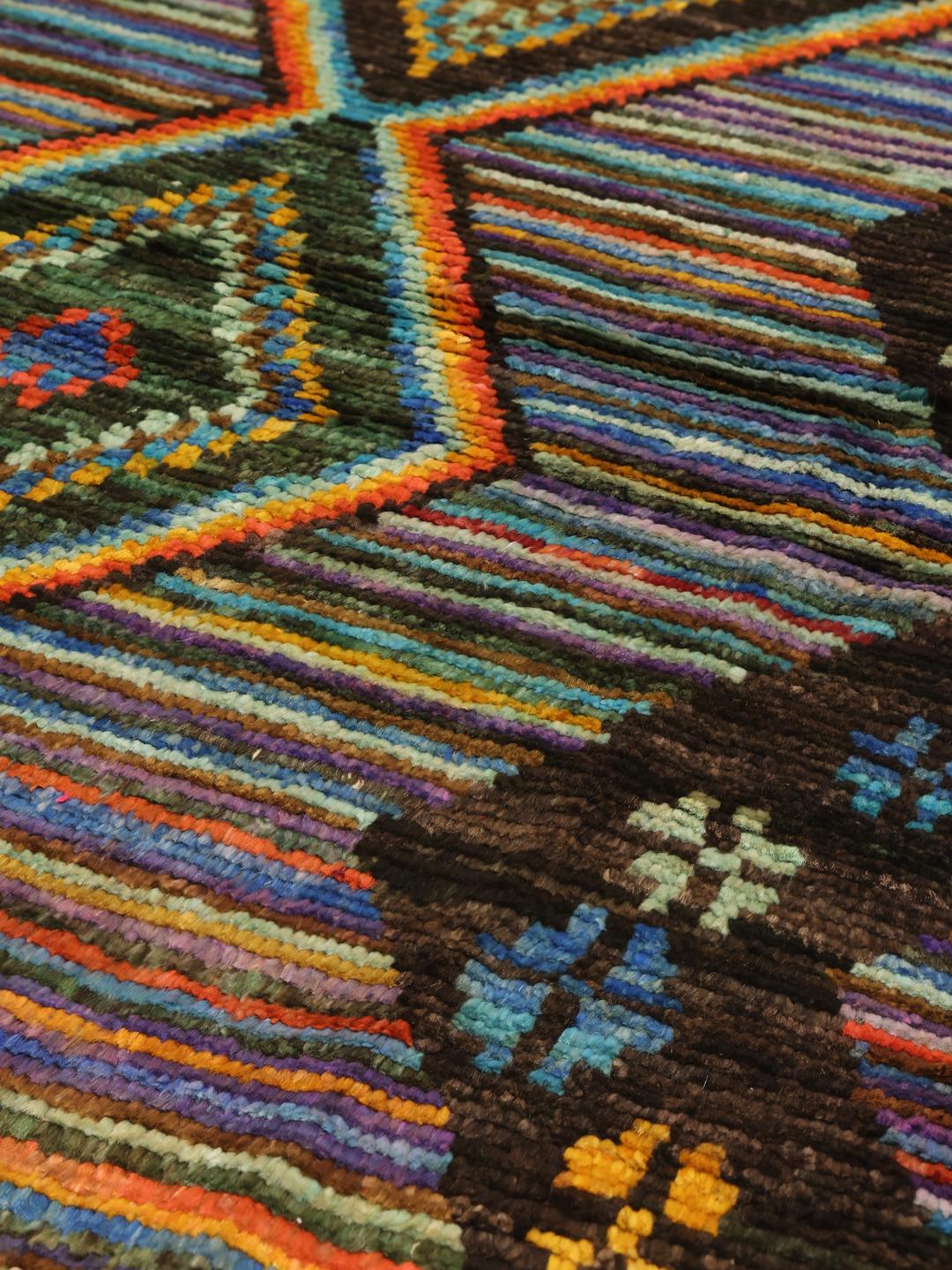 Handgeknoopt Afghaans vloerkleed met een meerkleurig geometrisch ruitpatroon