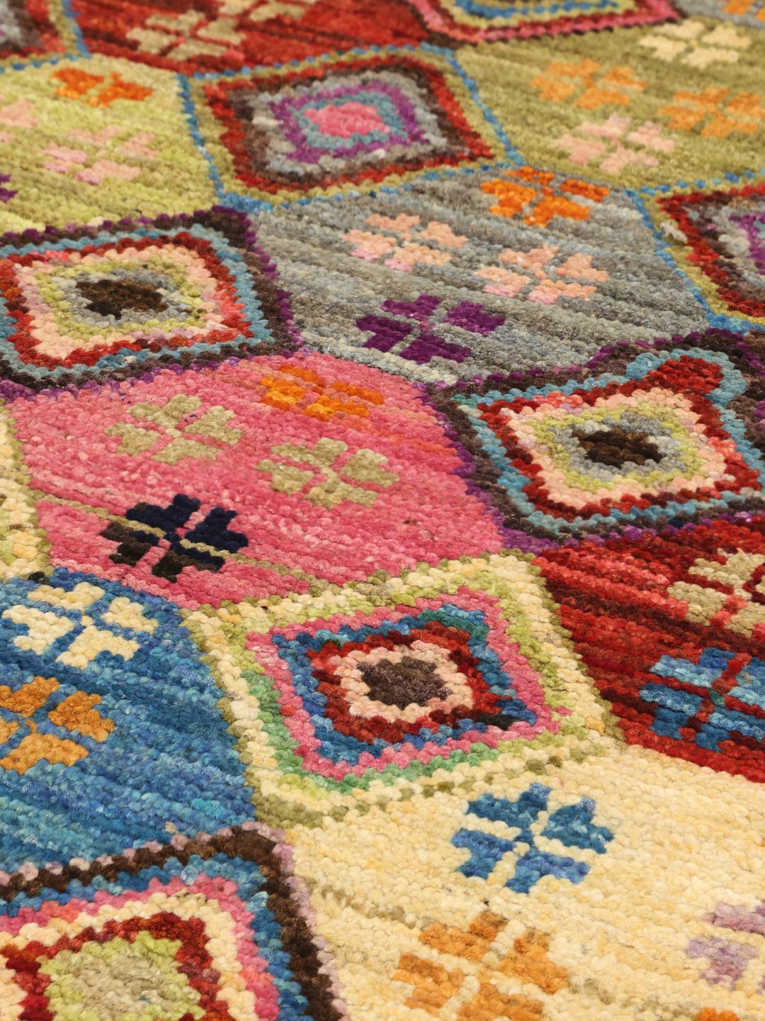 Tapis couloir noué à la main provenant d'Afghanistan avec un motif géométrique coloré