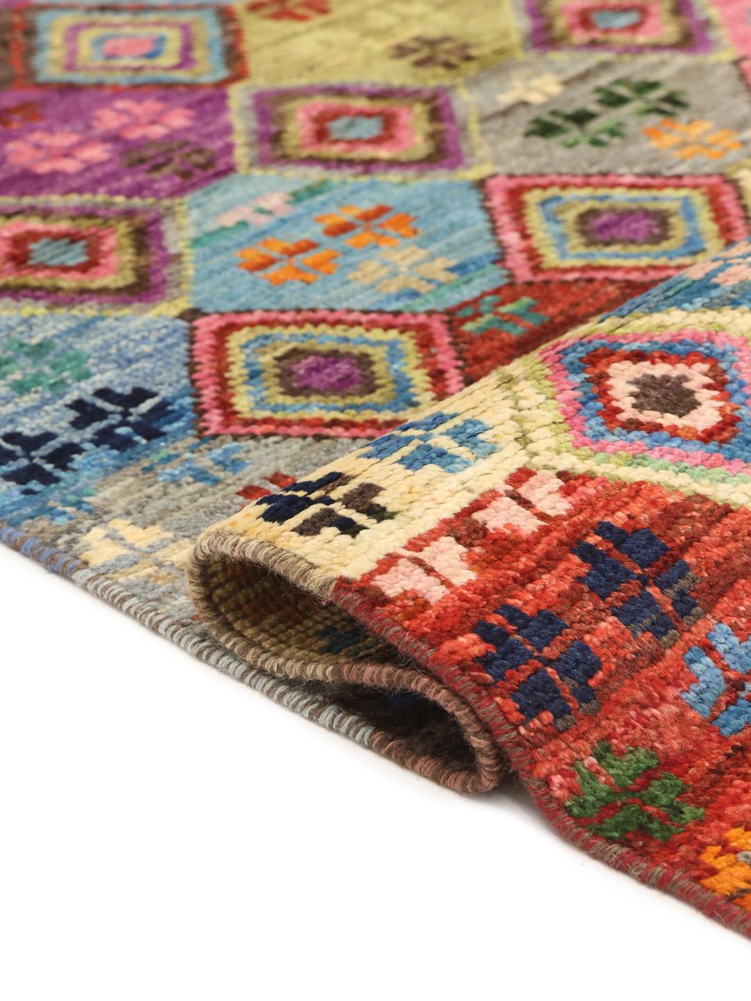 Tapis couloir noué à la main provenant d'Afghanistan avec un motif géométrique coloré