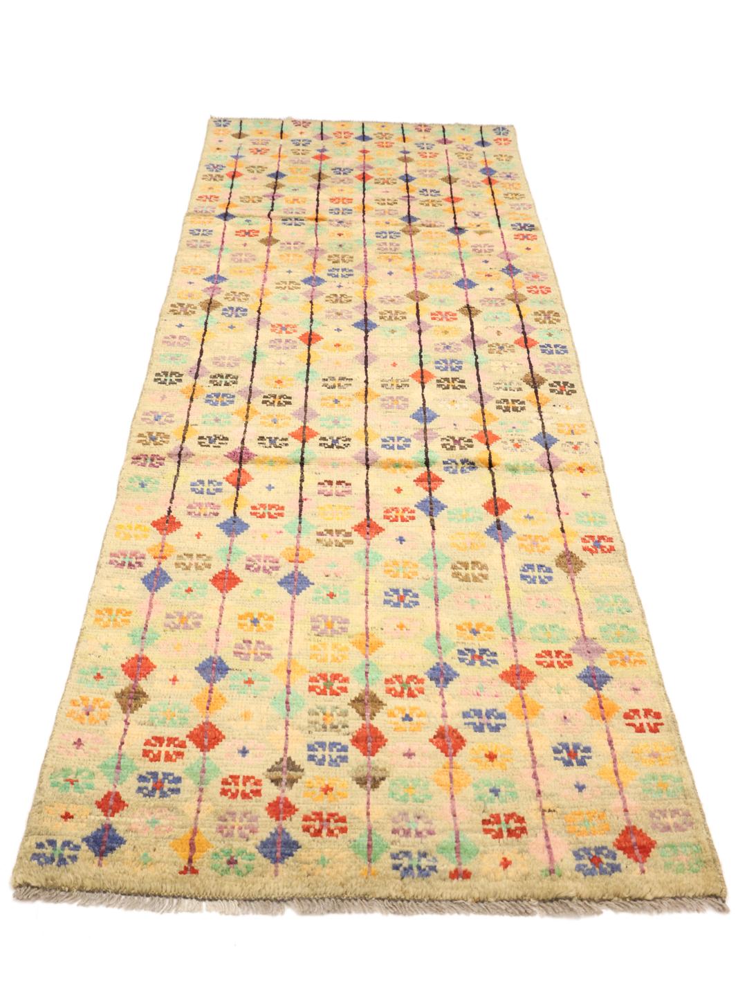 Tapis de couloir afghan noué à la main avec un motif géométrique multicolore vibrant sur fond clair