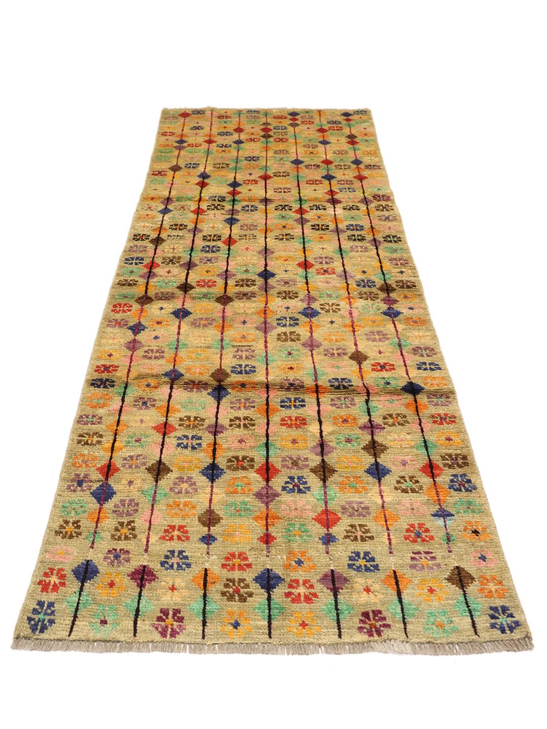 Tapis de couloir afghan noué à la main avec un motif géométrique multicolore vibrant sur fond clair