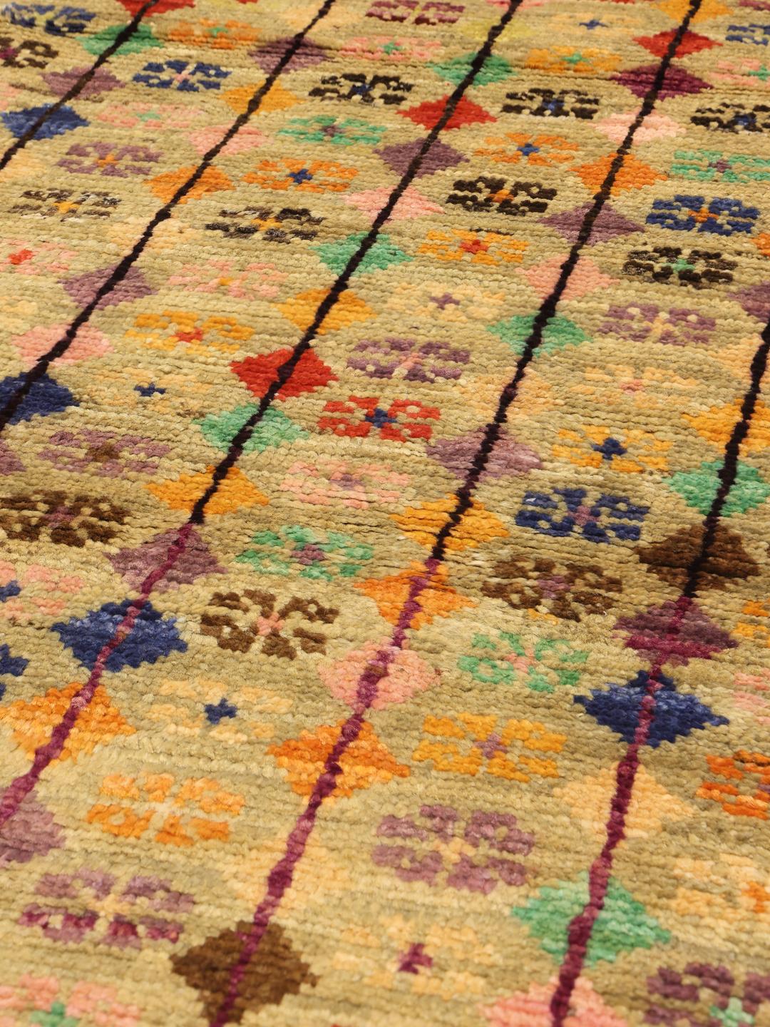 Tapis de couloir afghan noué à la main avec un motif géométrique multicolore vibrant sur fond clair