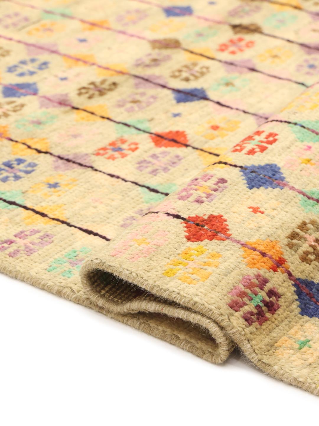 Tapis de couloir afghan noué à la main avec un motif géométrique multicolore vibrant sur fond clair