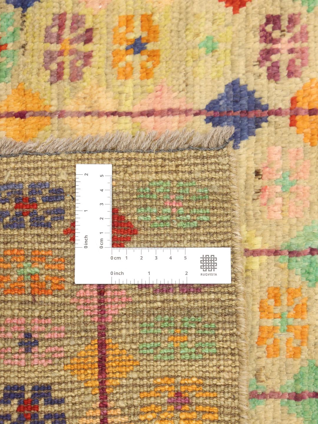 Tapis de couloir afghan noué à la main avec un motif géométrique multicolore vibrant sur fond clair