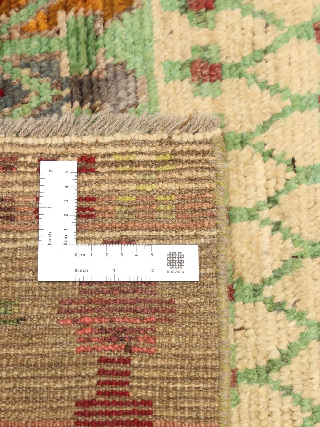 En livlig, håndknyttet løber fra Afghanistan med flerfarvede geometriske mønstre.