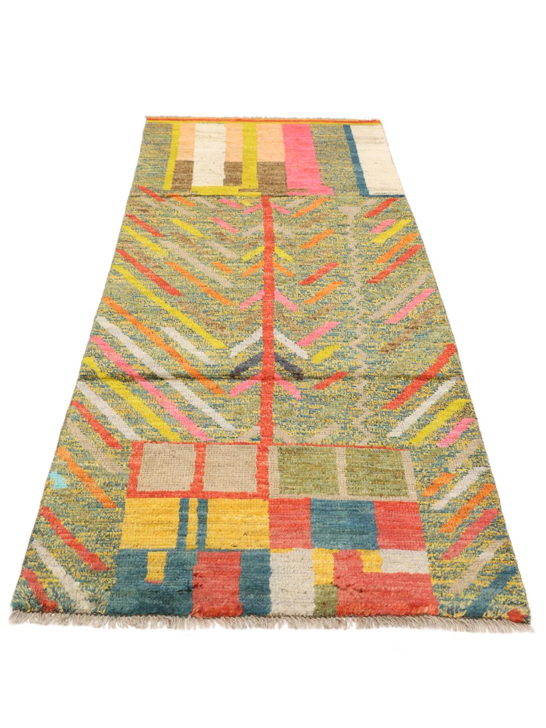 Tapis de couloir noué à la main provenant du Moyen-Orient avec un motif géométrique multicolore vibrant