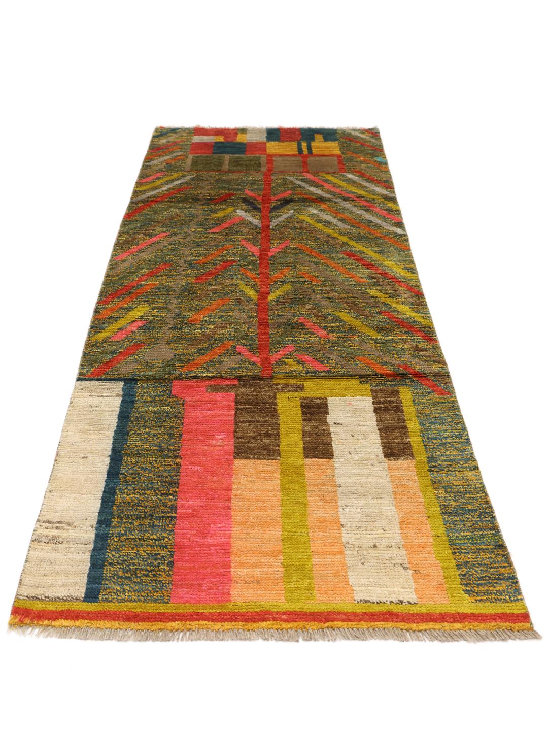 Tapis de couloir noué à la main provenant du Moyen-Orient avec un motif géométrique multicolore vibrant
