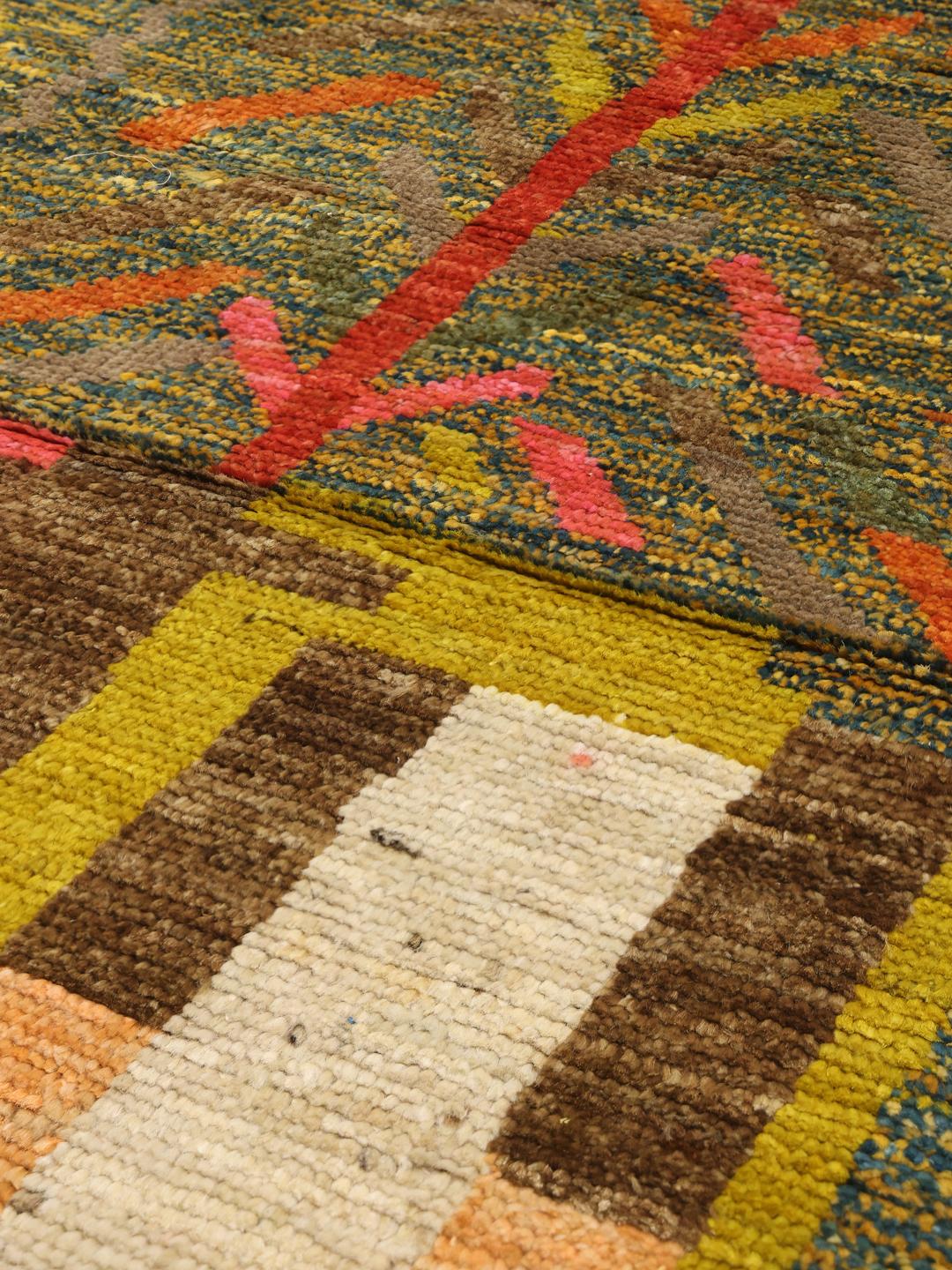 Tapis de couloir noué à la main provenant du Moyen-Orient avec un motif géométrique multicolore vibrant