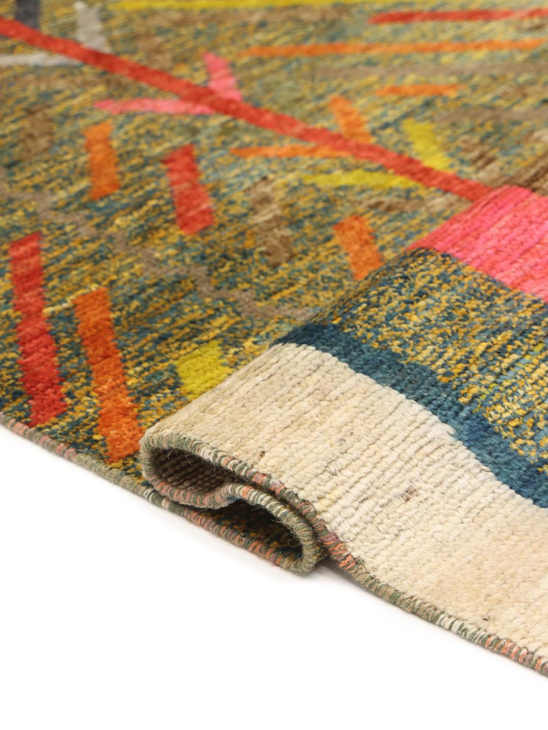 Tapis de couloir noué à la main provenant du Moyen-Orient avec un motif géométrique multicolore vibrant