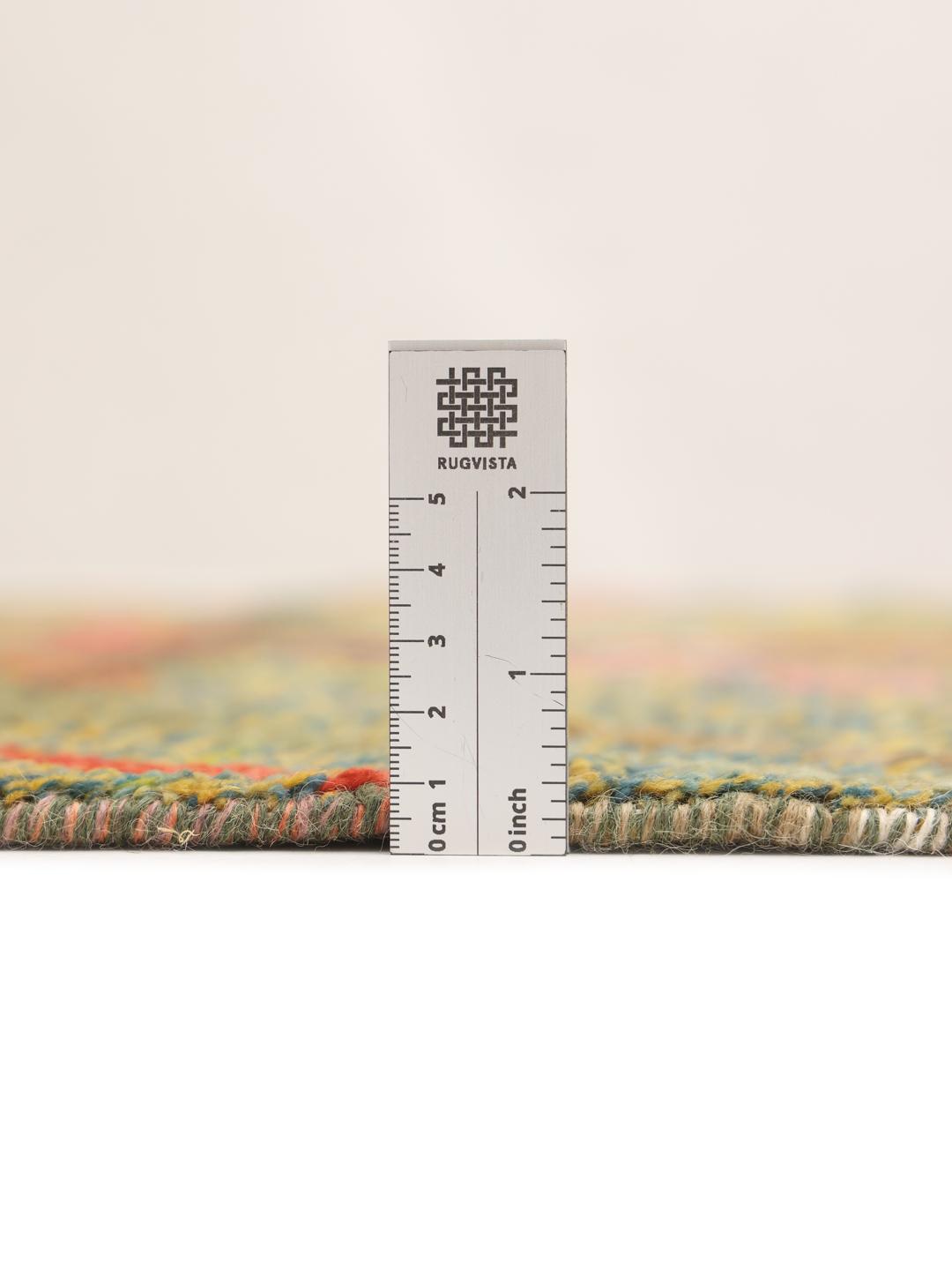 Tapis de couloir noué à la main provenant du Moyen-Orient avec un motif géométrique multicolore vibrant