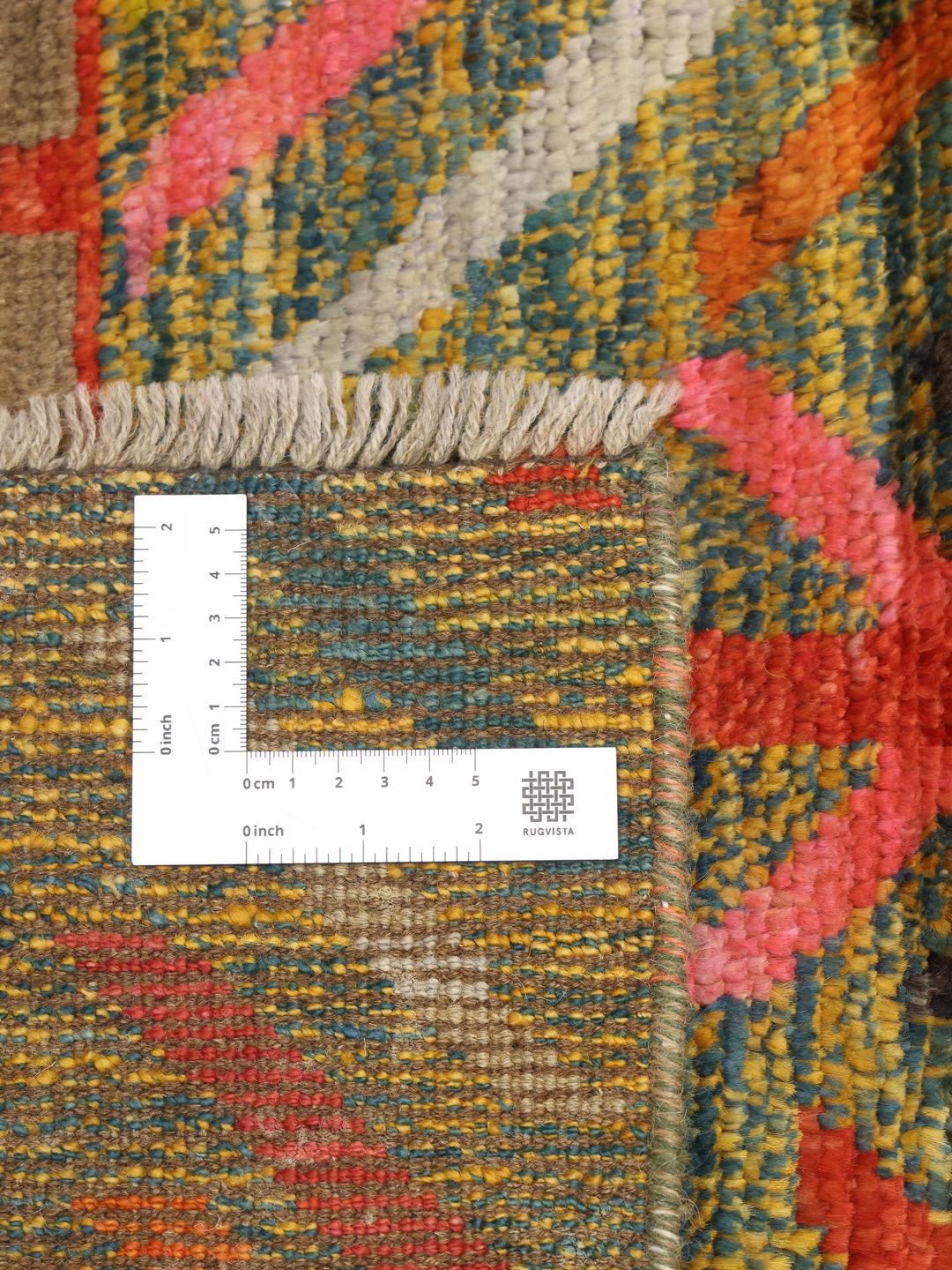 Tapis de couloir noué à la main provenant du Moyen-Orient avec un motif géométrique multicolore vibrant