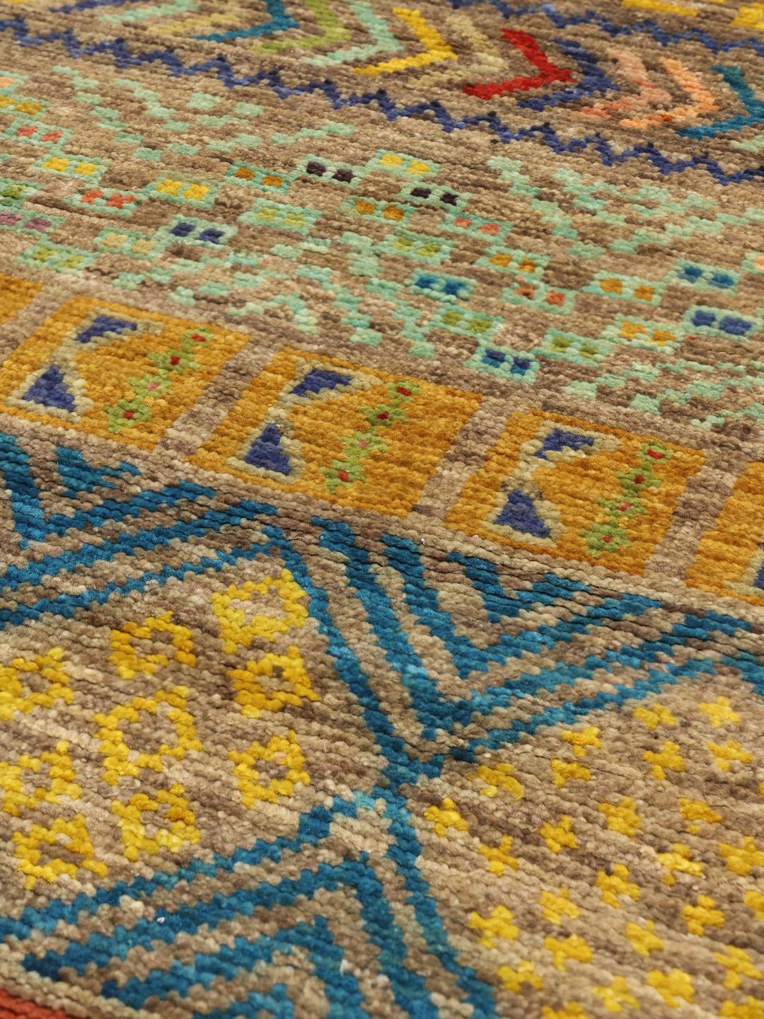 Handgeknoopt Afghaans kleed met levendige geometrische patronen in meerkleurige wol