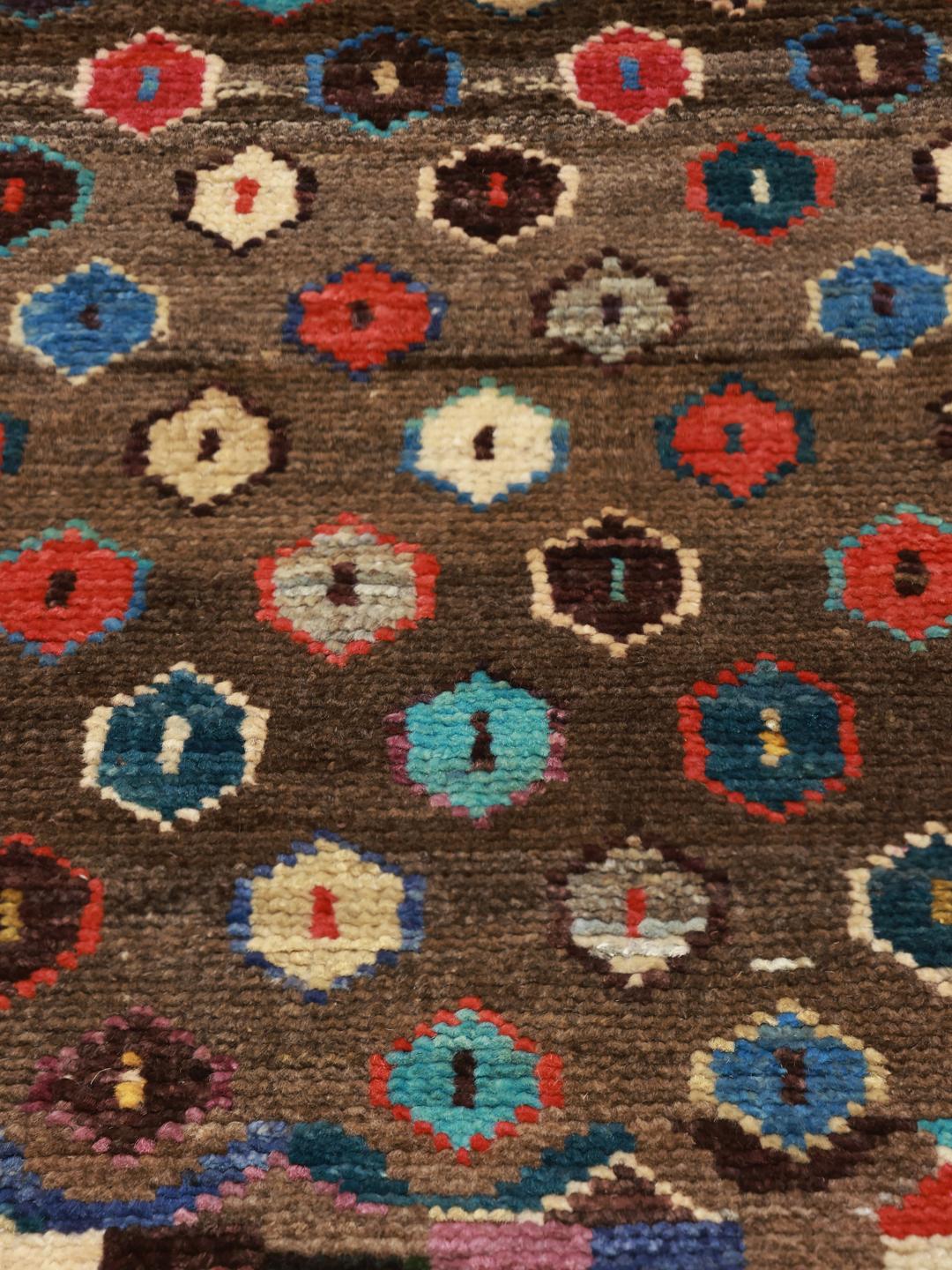 Un tapis de couloir vibrant du Moyen-Orient présentant un motif de blocs géométriques colorés et une section marron avec des motifs en losange.
