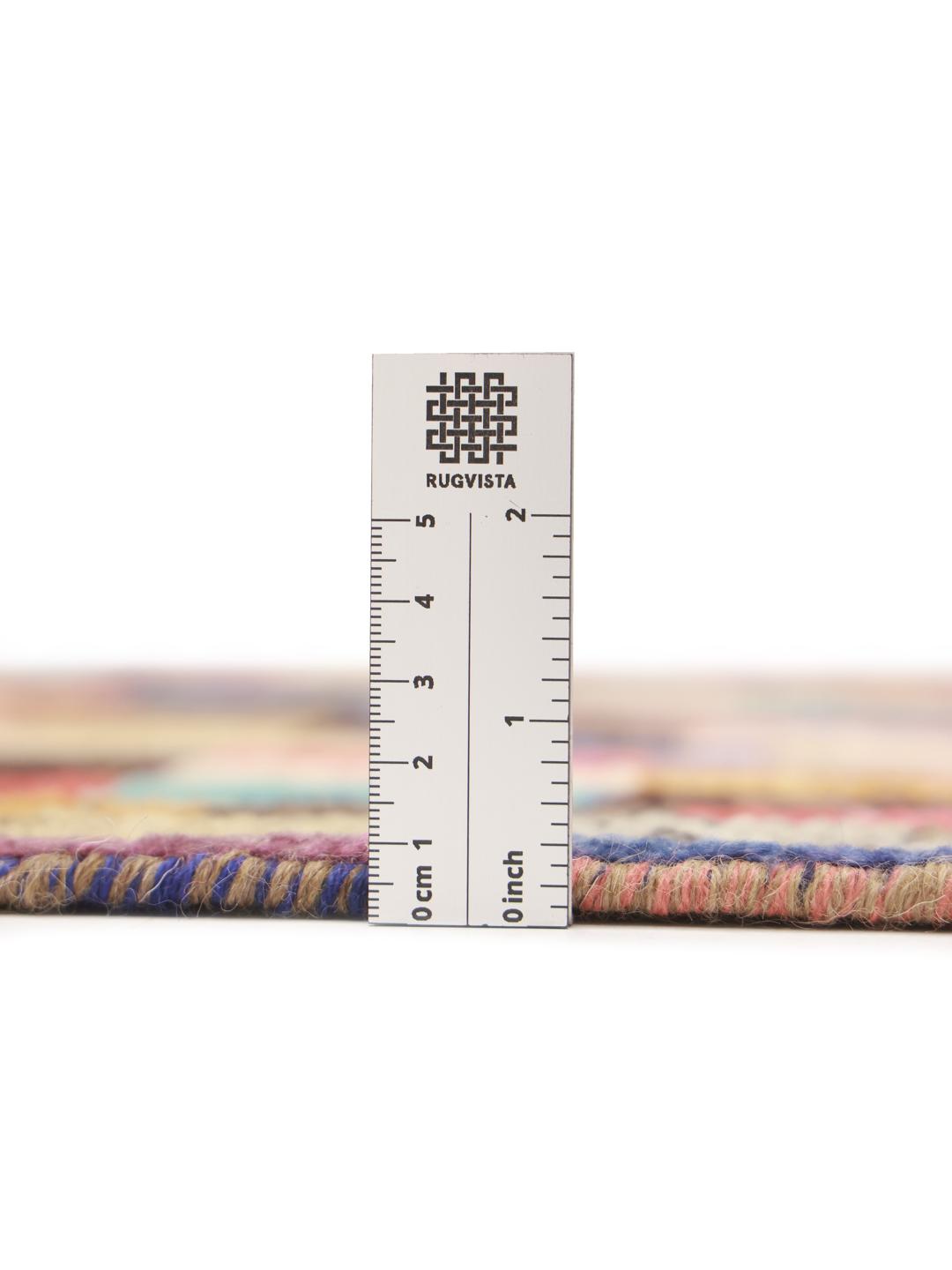 Un tapis de couloir vibrant du Moyen-Orient présentant un motif de blocs géométriques colorés et une section marron avec des motifs en losange.