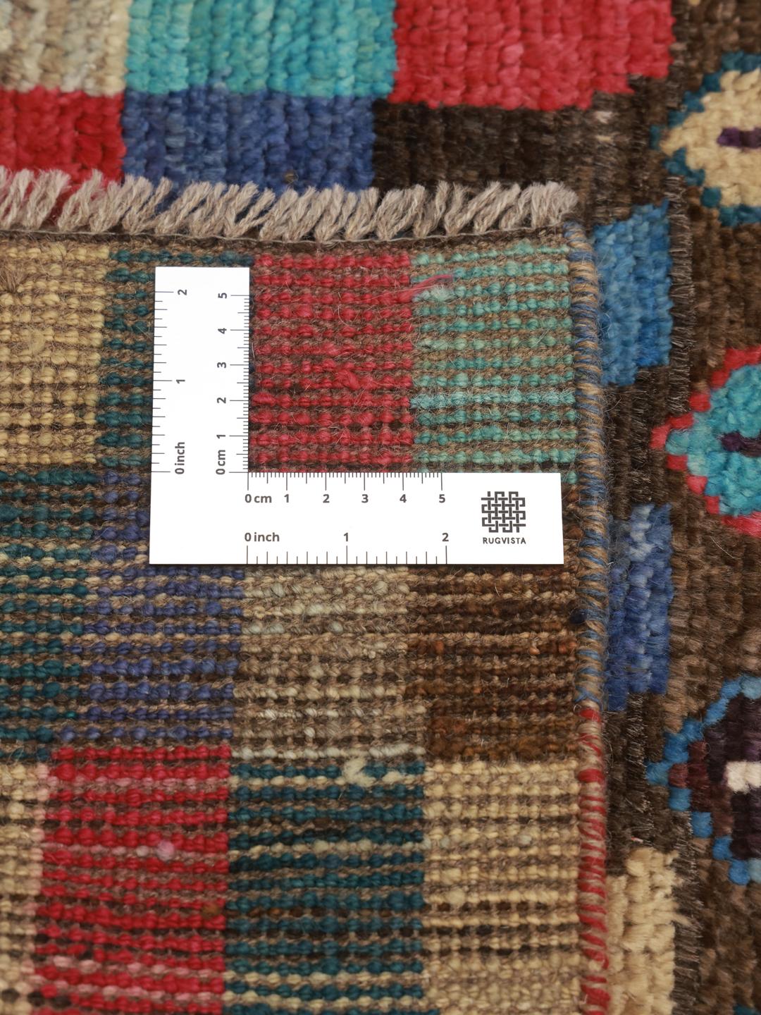 Un tapis de couloir vibrant du Moyen-Orient présentant un motif de blocs géométriques colorés et une section marron avec des motifs en losange.