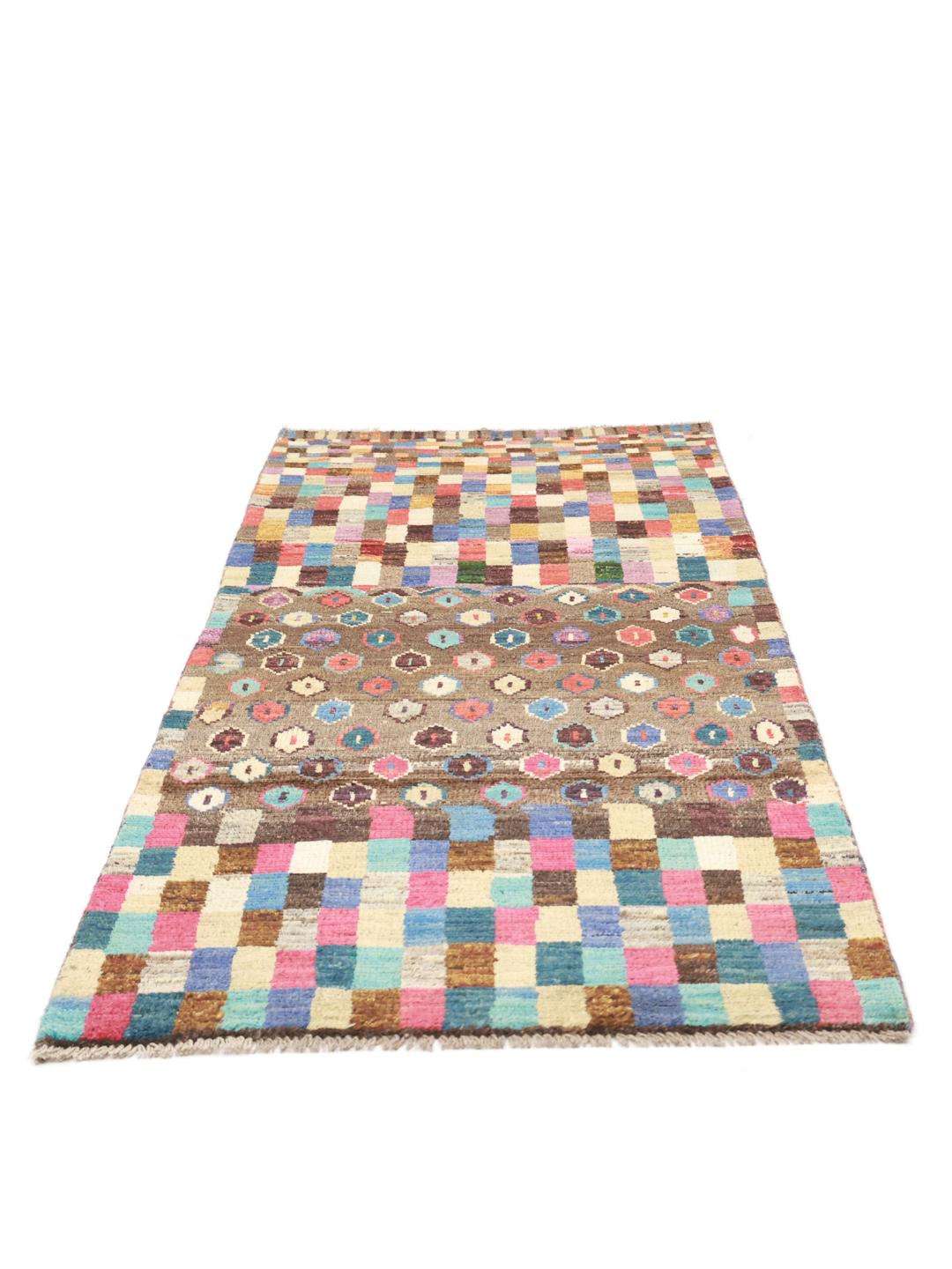 Un tapis de couloir vibrant du Moyen-Orient présentant un motif de blocs géométriques colorés et une section marron avec des motifs en losange.