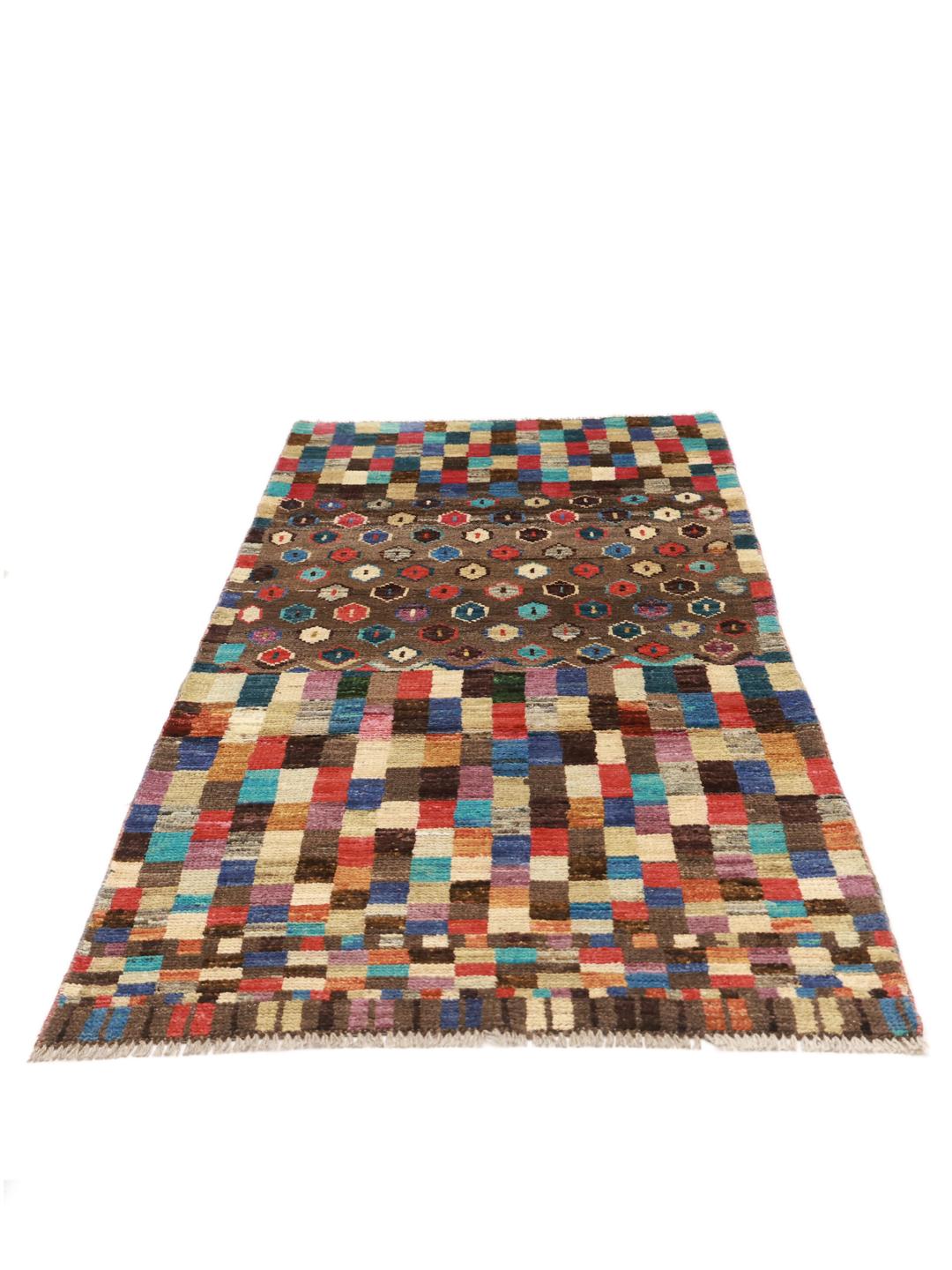 Un tapis de couloir vibrant du Moyen-Orient présentant un motif de blocs géométriques colorés et une section marron avec des motifs en losange.