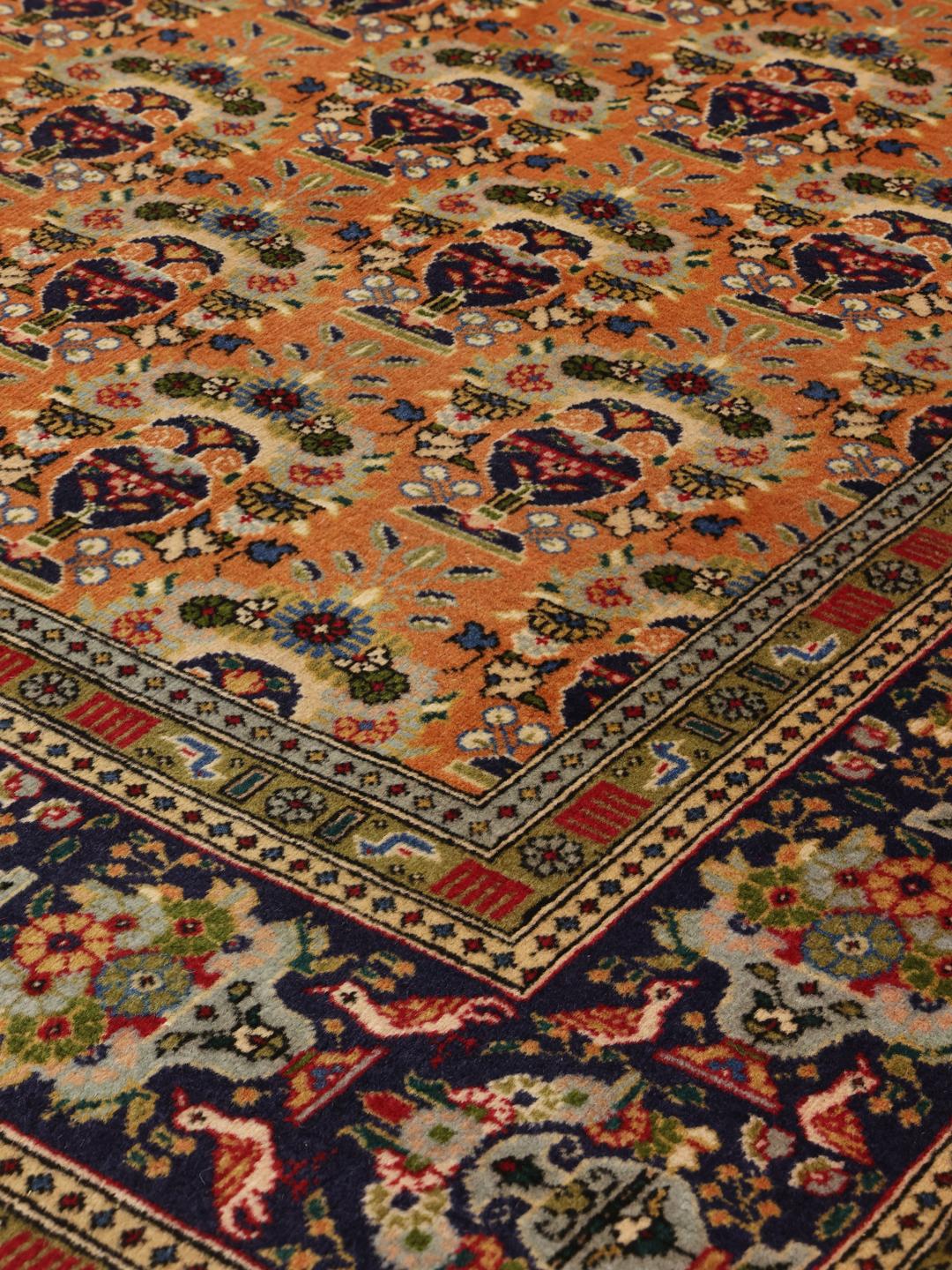 Et håndknyttet Tabriz 40 Raj tæppe fra Mellemøsten i levende orange nuancer.