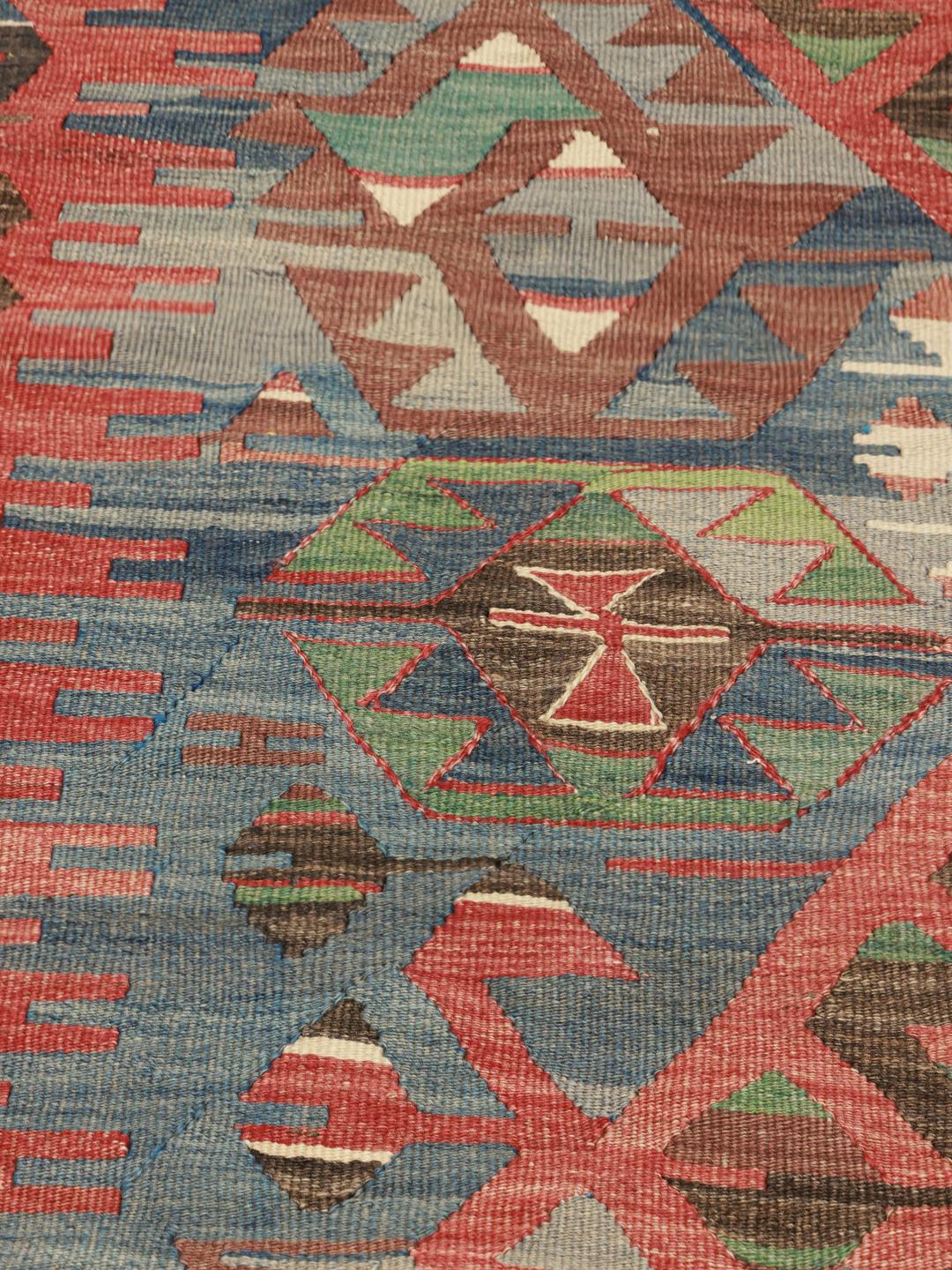 Tapis Kilim turc vintage avec des motifs géométriques en Wool multicolore