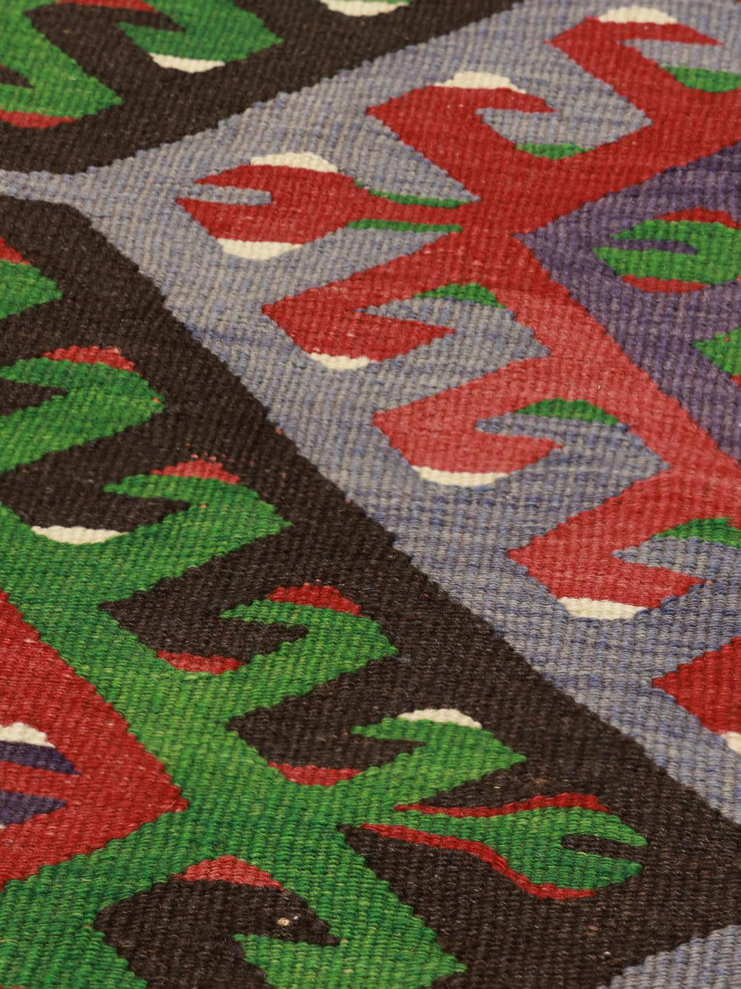 Vintage Turks kelimtapijt met levendige geometrische patronen in een veelkleurig palet
