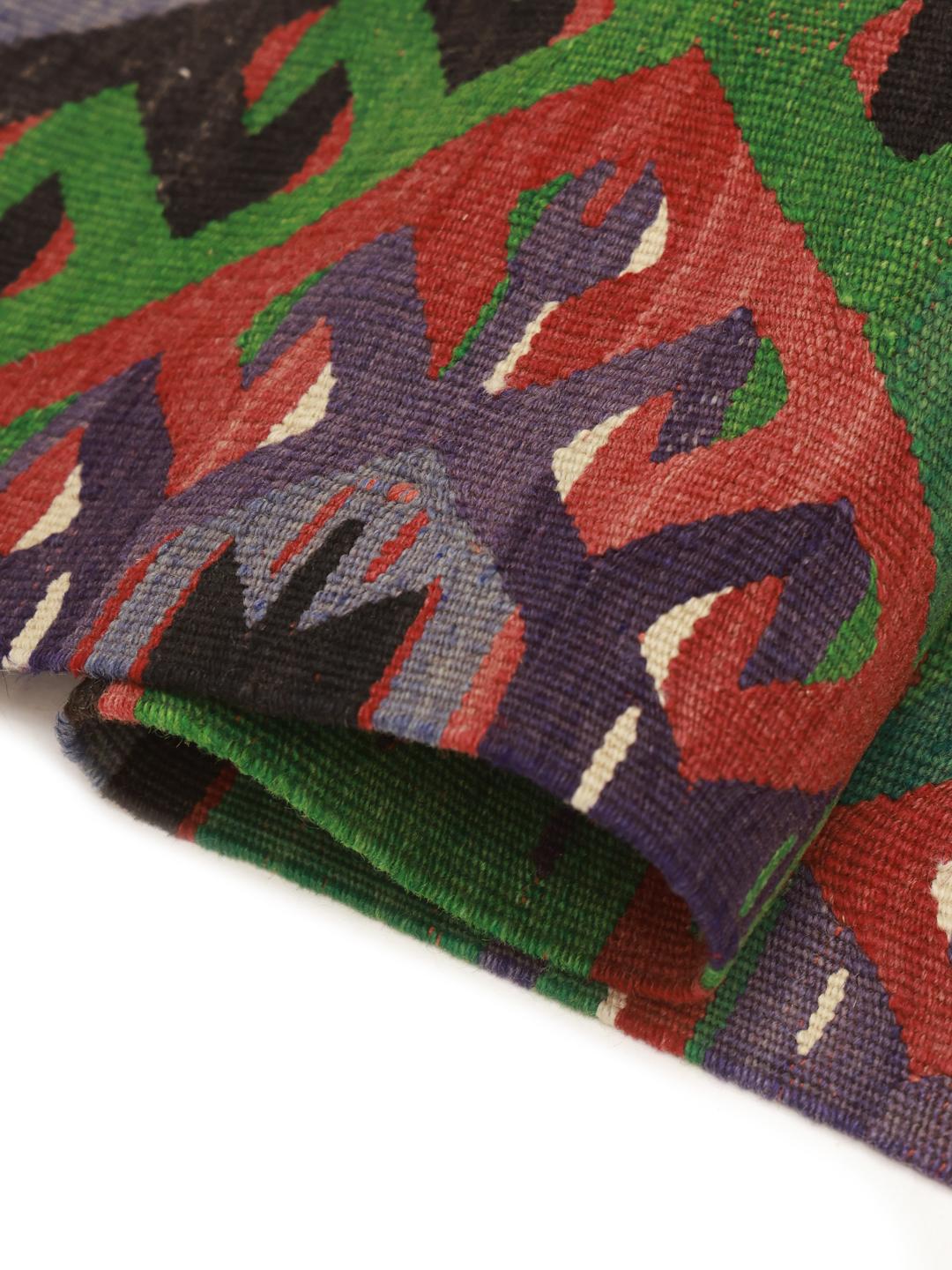 Vintage Turks kelimtapijt met levendige geometrische patronen in een veelkleurig palet