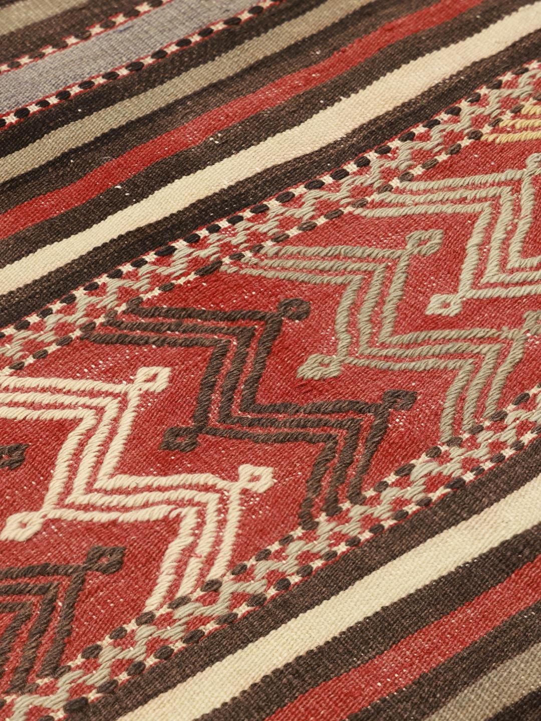 Tapis kilim turc vintage avec des motifs géométriques en laine multicolore