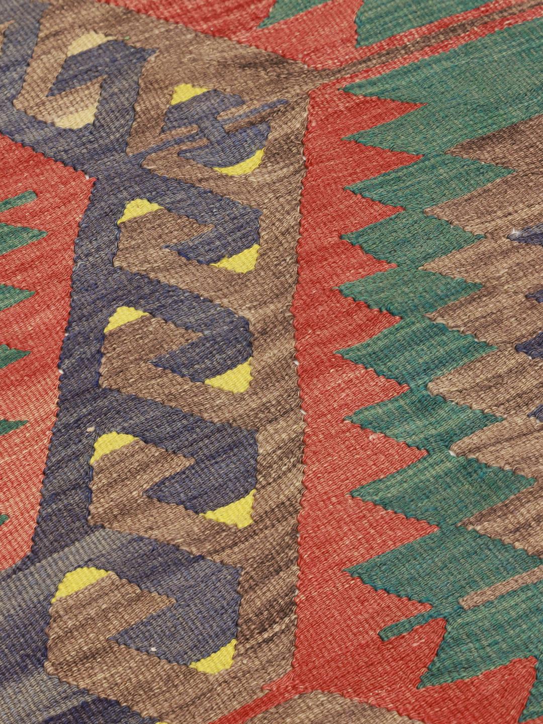 Vintage Turks Kelim-tapijt met geometrische veelkleurige patronen