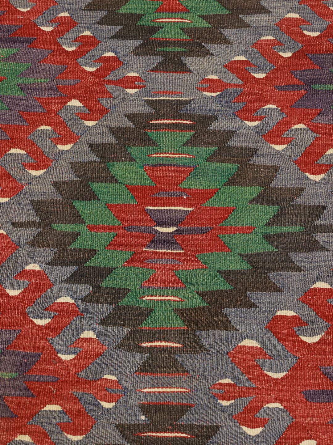 Vintage kelimtapijt uit het Midden-Oosten met geometrische patronen in veelkleurige wol