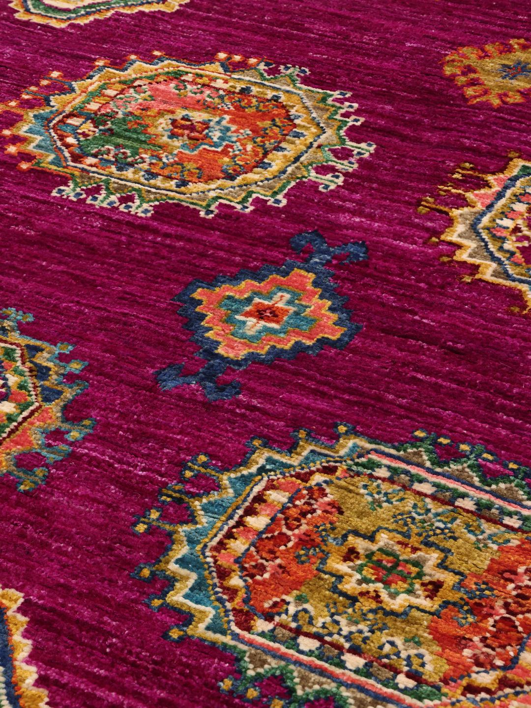 Alfombra afgana Kazak Ariana anudada a mano en un vibrante color fucsia con medallones geométricos