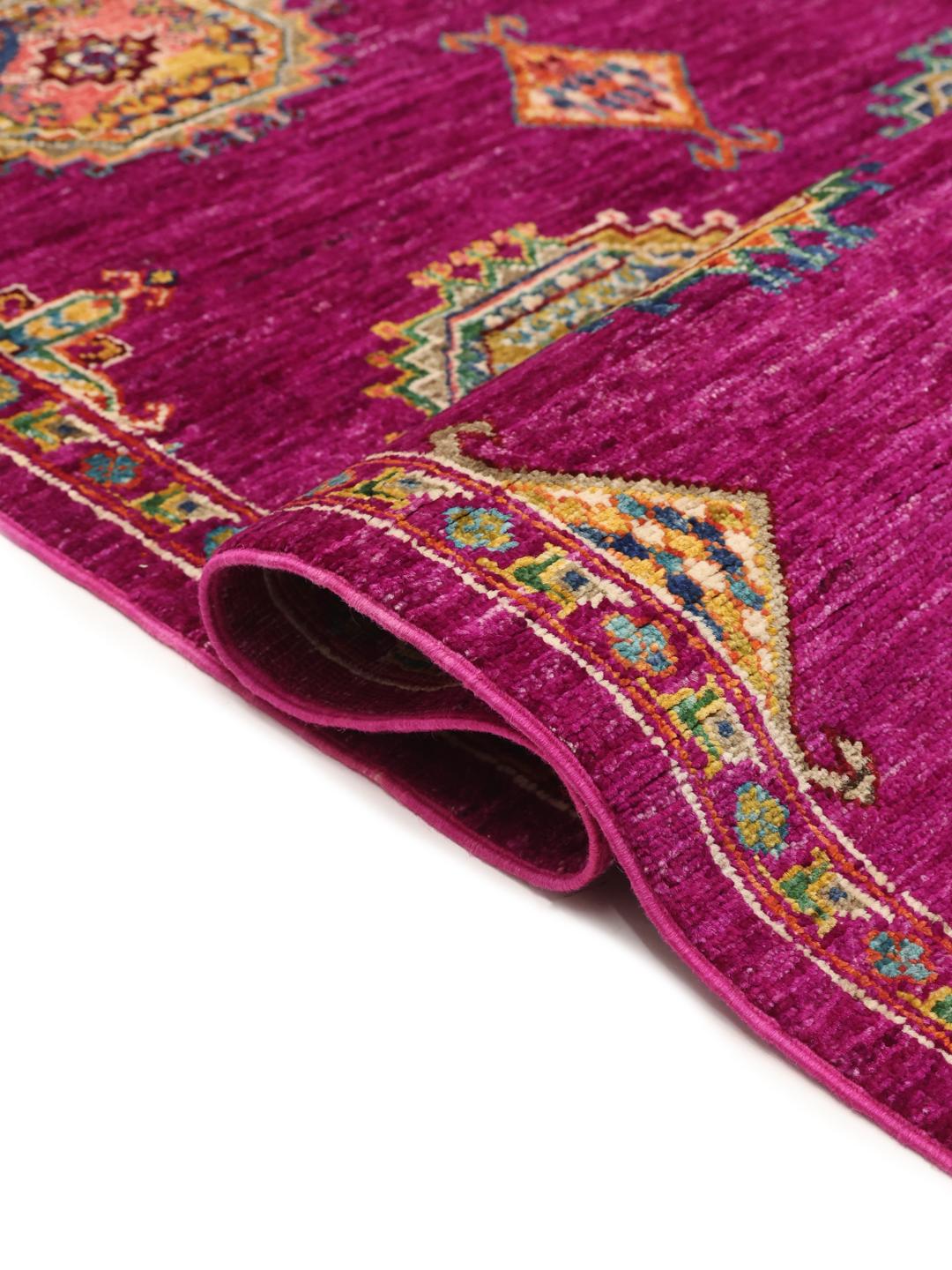 Alfombra afgana Kazak Ariana anudada a mano en un vibrante color fucsia con medallones geométricos