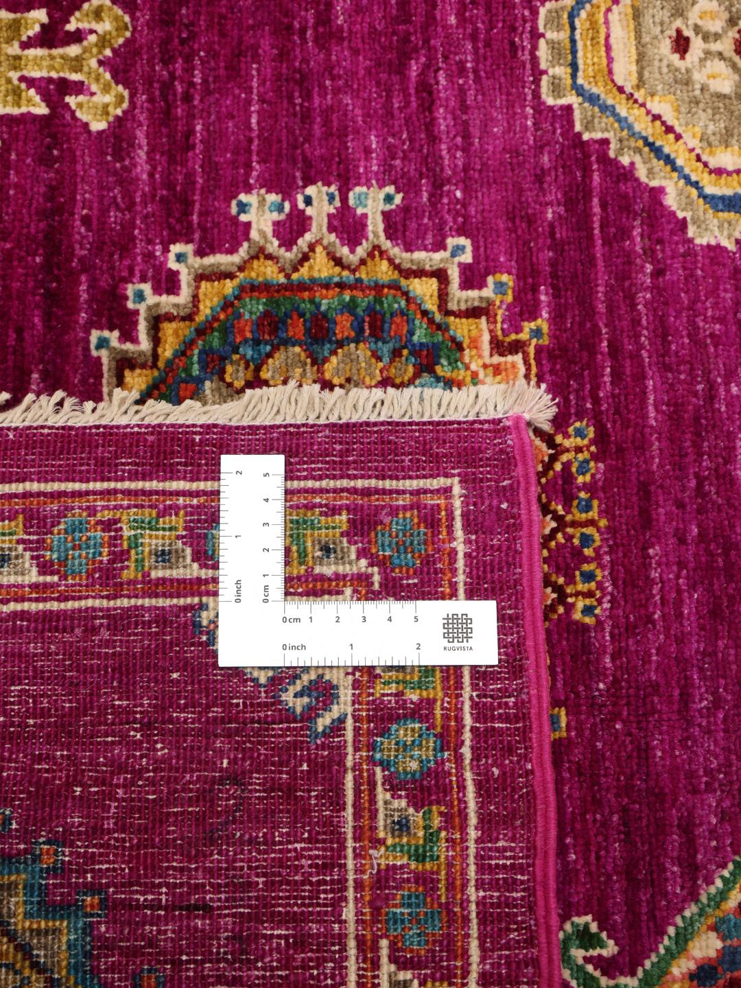 Alfombra afgana Kazak Ariana anudada a mano en un vibrante color fucsia con medallones geométricos