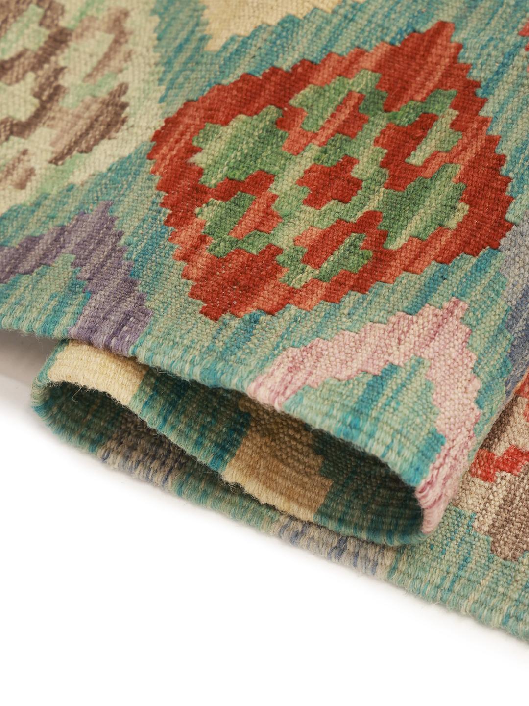 Duży, prostokątny, ręcznie tkany dywan typu afgański kilim z kolorowym geometrycznym wzorem w romby i medaliony.