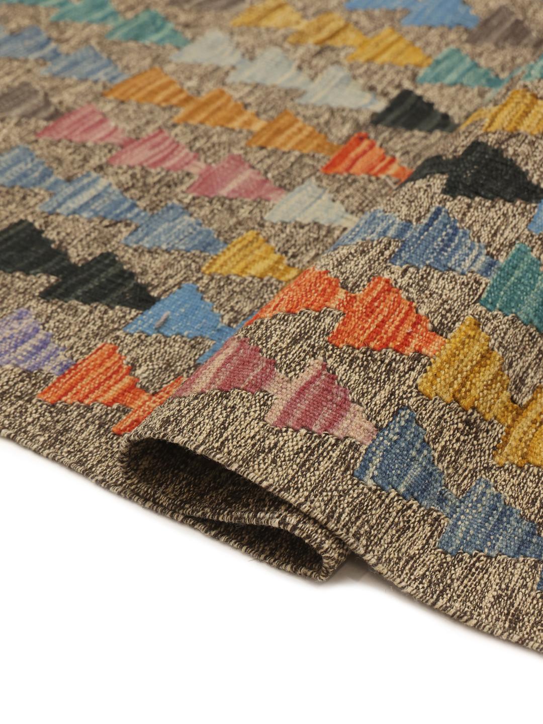 Håndvævet Kelim tæppe fra Afghanistan med et flerfarvet geometrisk motiv på beige baggrund