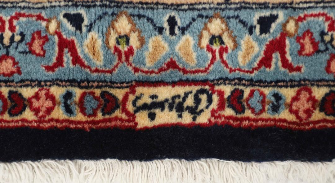 Handgeknoopt Kerman-tapijt uit het Midden-Oosten met een donkerblauw veld en sierlijke bloempatronen.