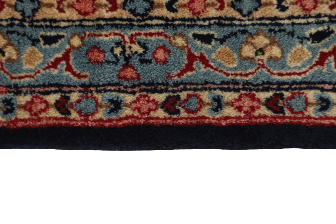 Handgeknoopt Kerman-tapijt uit het Midden-Oosten met een donkerblauw veld en sierlijke bloempatronen.