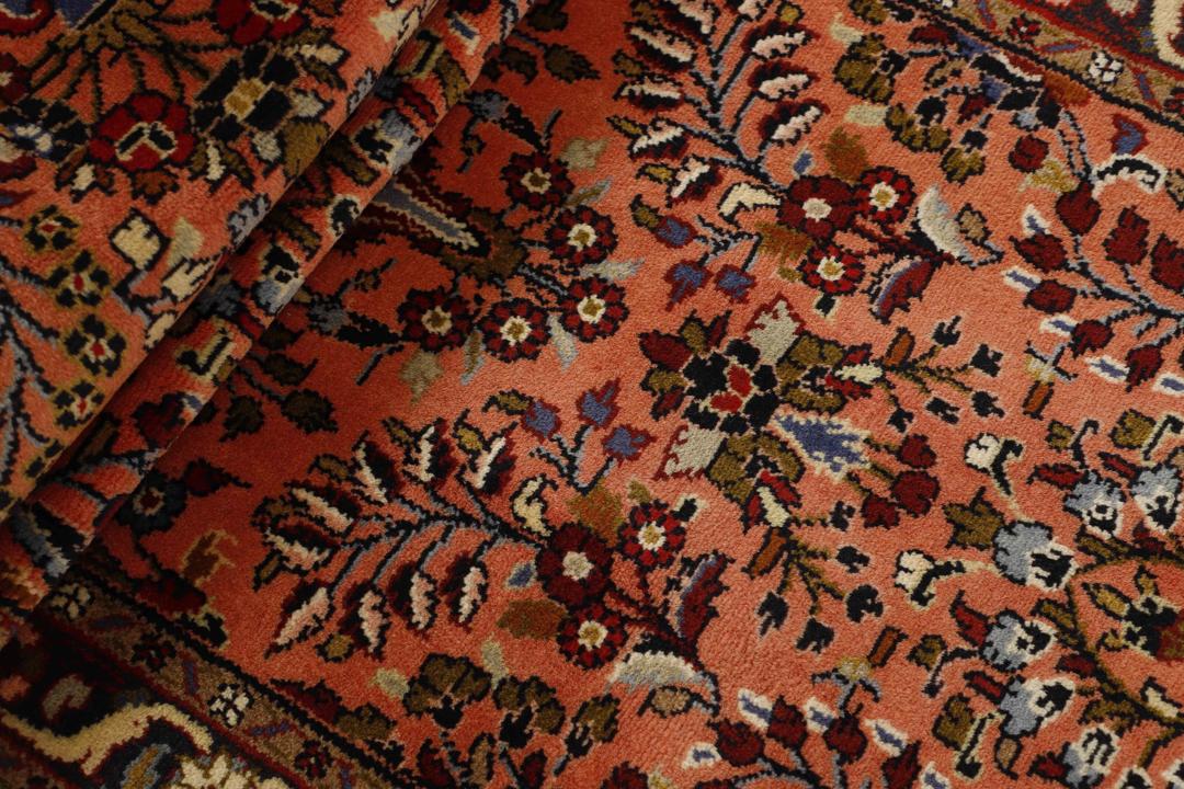 Handgeknoopt Rudbar loper tapijt met bloemmotieven in roze en meerkleurig