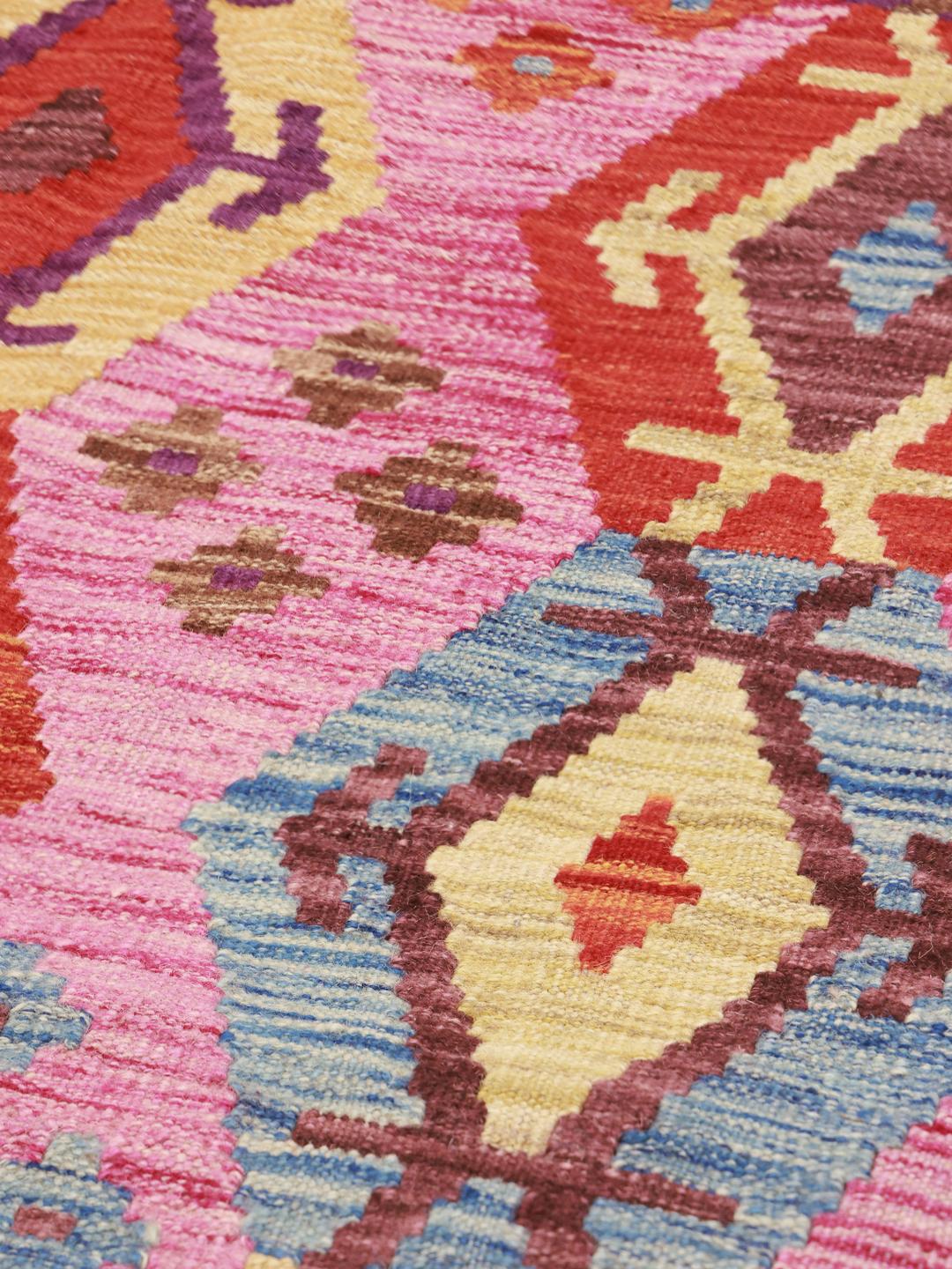 Håndvævet afghansk Kelim-tæppe med geometriske mønstre i nuancer af pink og multifarvet