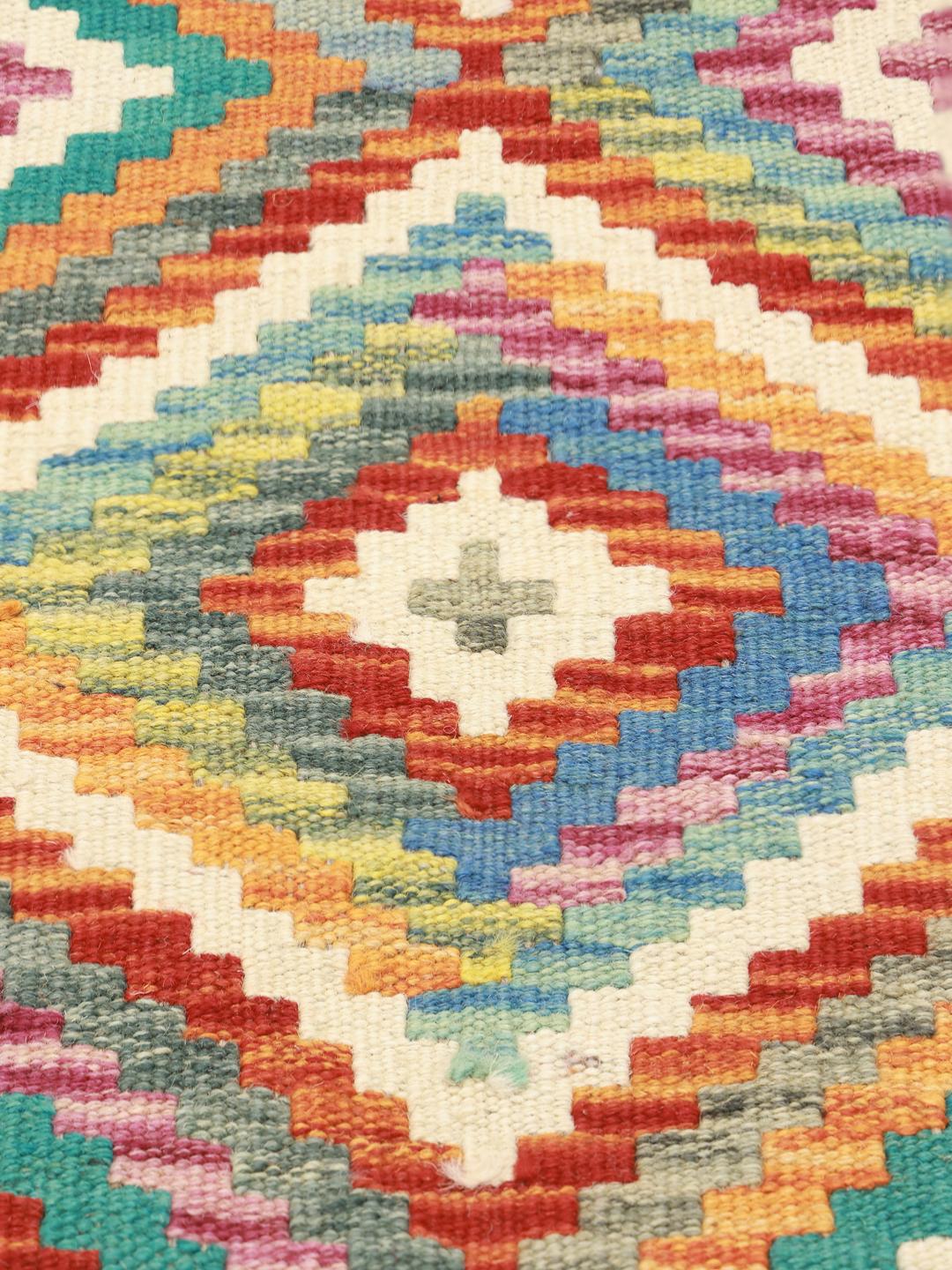 Handgeweven Afghaanse loper met een levendig geometrisch ruitpatroon in multicolor
