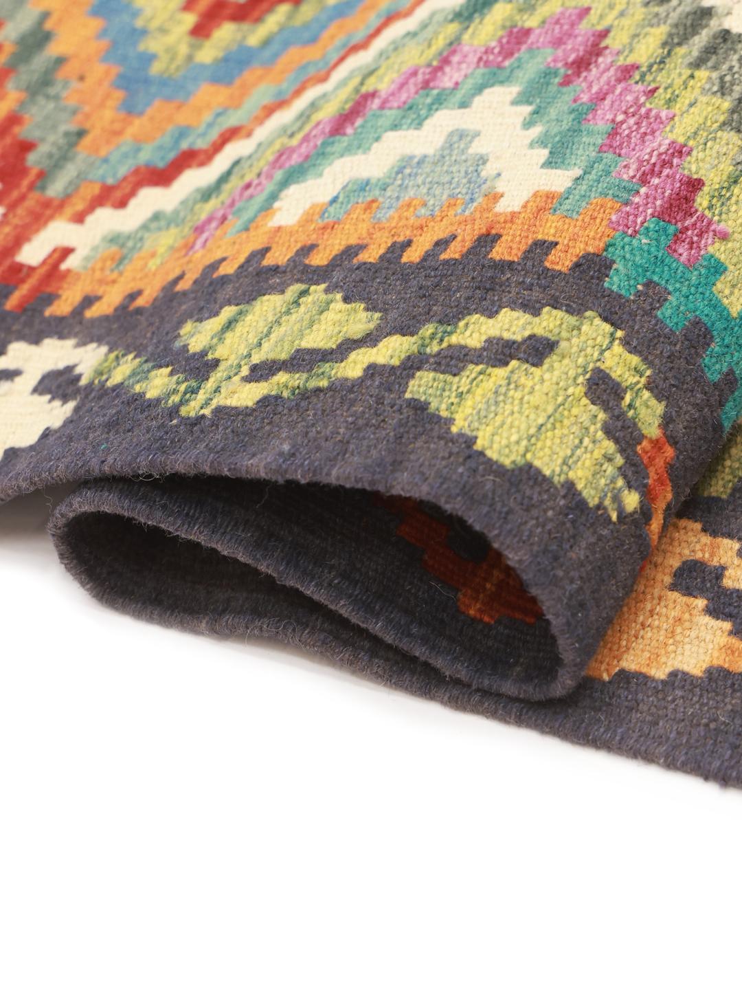 Handgeweven Afghaanse loper met een levendig geometrisch ruitpatroon in multicolor