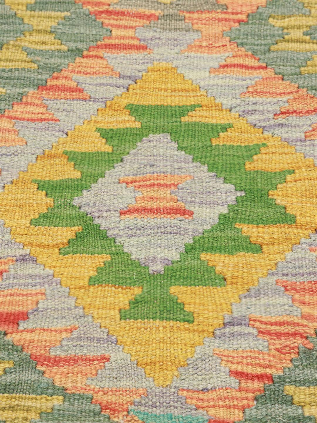Runner afghano tessuto a mano con vivaci motivi geometrici in verde, arancione e giallo