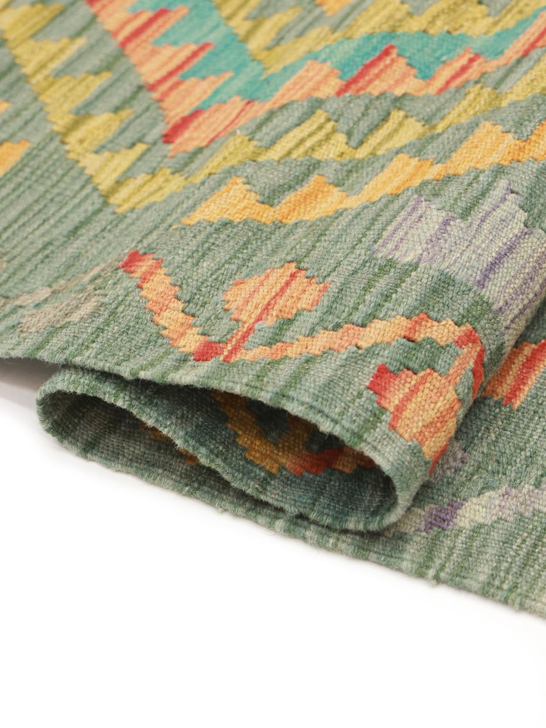 Runner afghano tessuto a mano con vivaci motivi geometrici in verde, arancione e giallo
