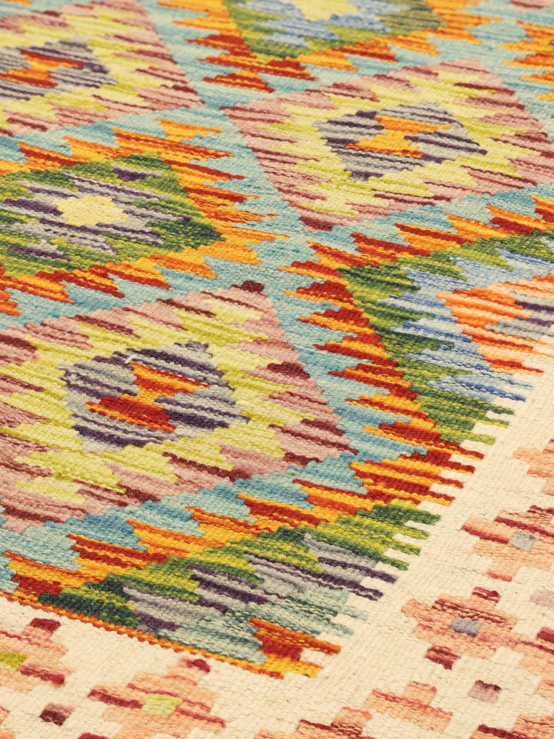 Handgeweven Afghaanse loper met kleurrijke diamantpatronen in een levendig multicolor palet.