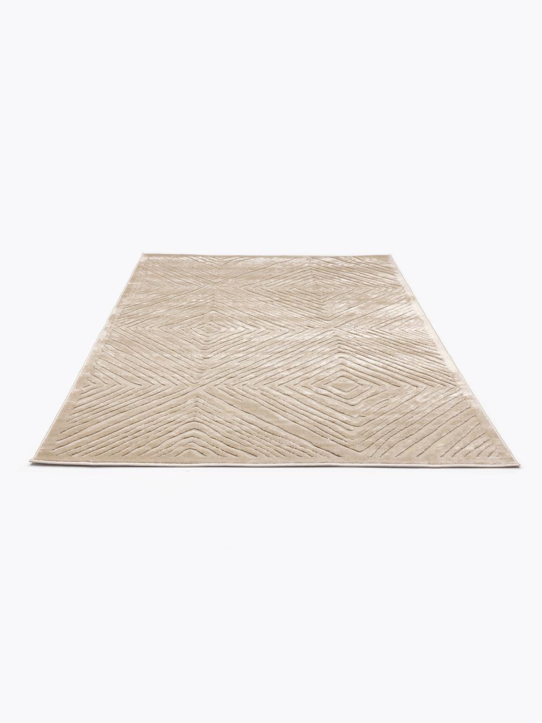 Beige tæppe med et tekstureret diamantmønster