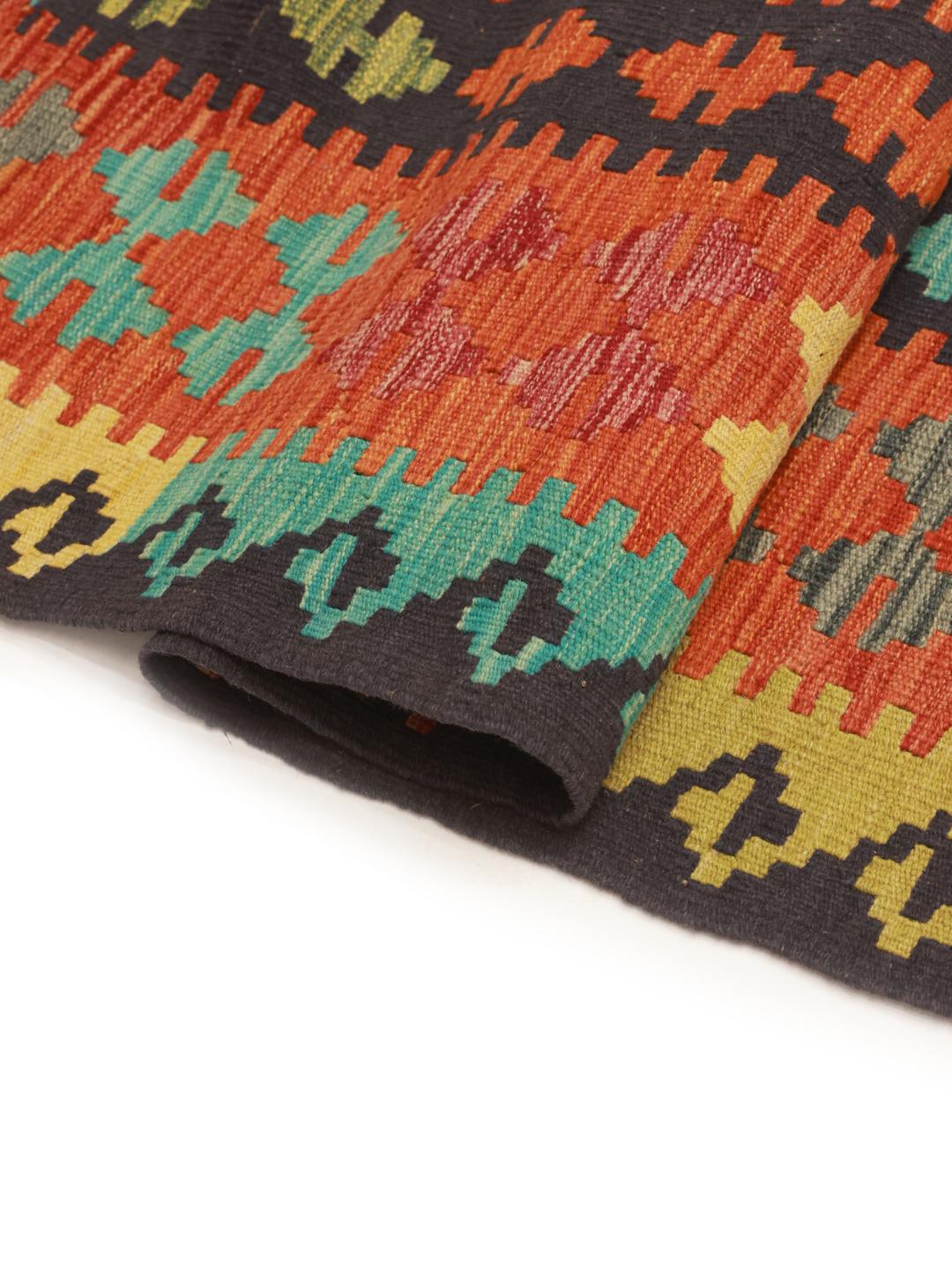 Een groot rechthoekig Afghaans Kelim-tapijt met een levendig geometrisch ruitpatroon in multicolor.